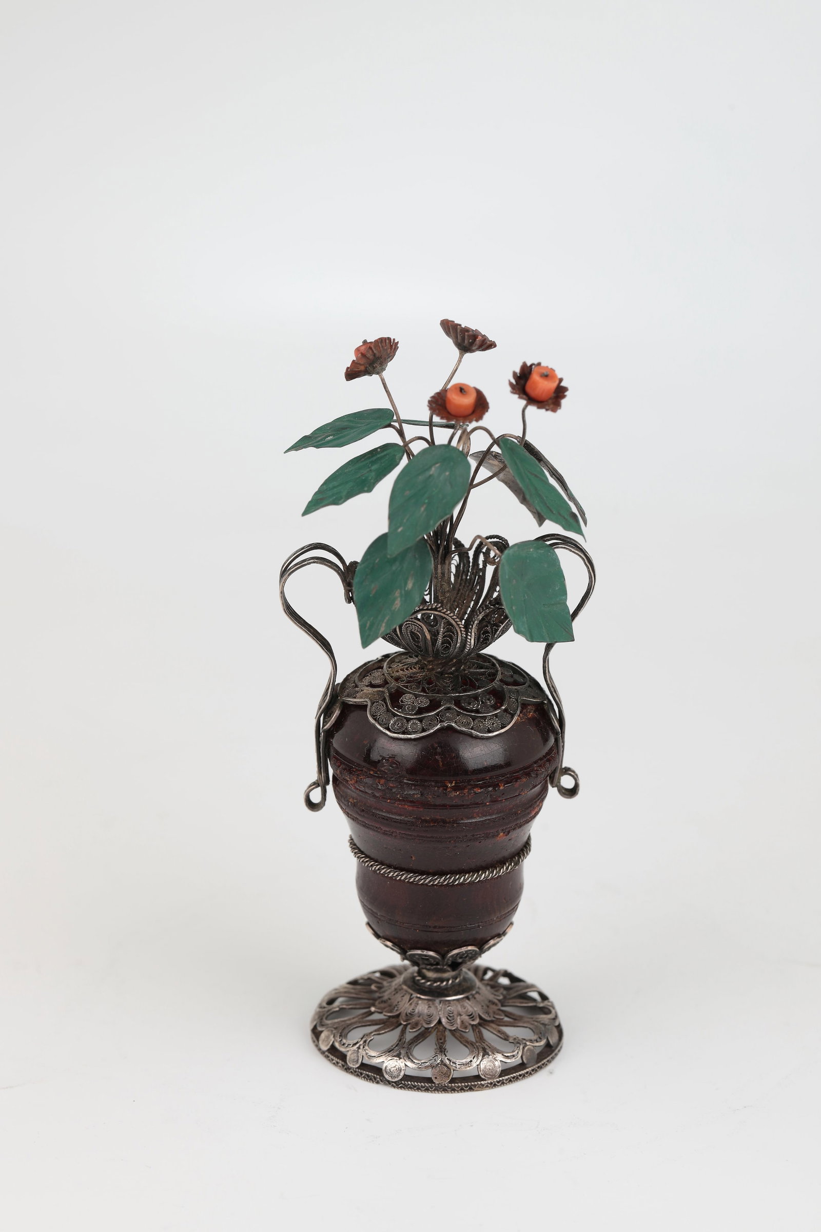 Decorative vases: Baltic, c. 1900 Amphora vases made of dark brown amber with fine silver filigree mount and four coral flowers on silver stems and nine green silver leaves. Damage to the bead on the amber wall. H. 12 