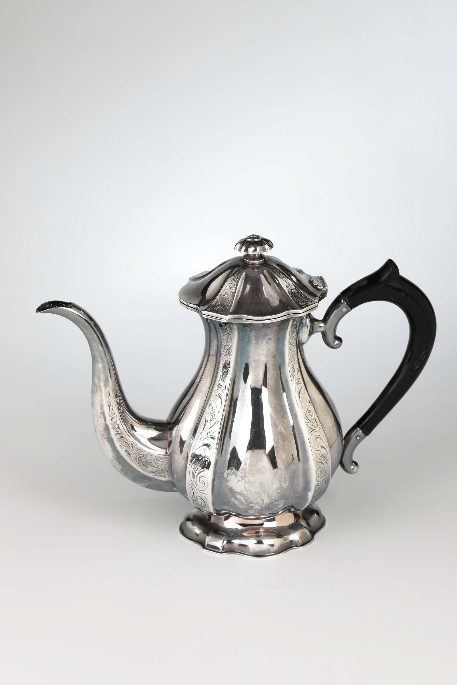 Mocha pot made of silver: Mocha jug made of silver, Vienna, 1826 Pear-shaped body on an exhibited stand, passy-oval cross-section, finely engraved floral decoration on four vertical ribs and on a curved spout. Curved hinge lid