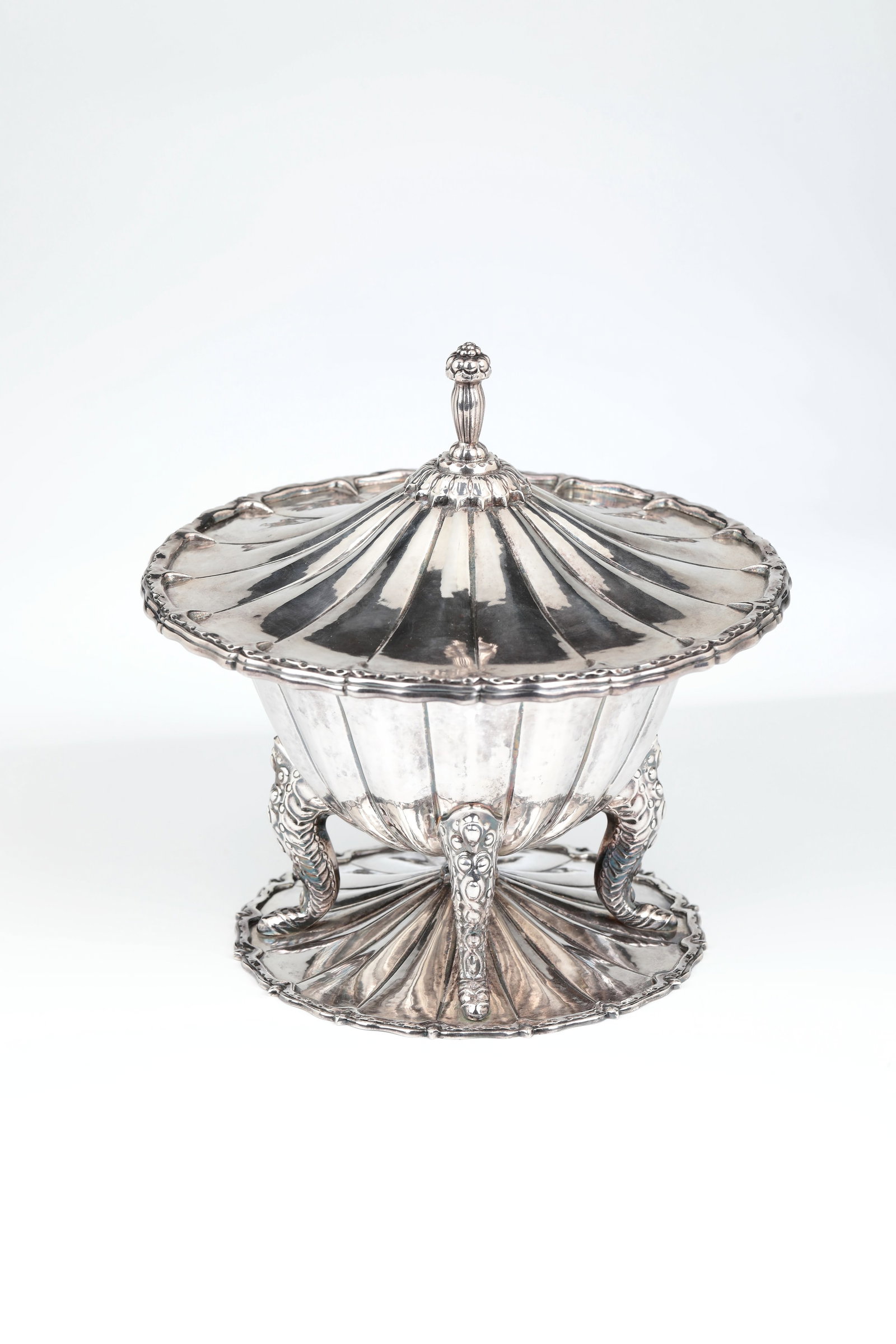 Rare Silver Centerpiece: Rare silverware centerpiece Nikolaus Trübner, Heidelberg 1849-1910 Widened body on four trunk-like legs with scale pattern, which in turn rest on a base plate that is adapted to the shape of the lid,