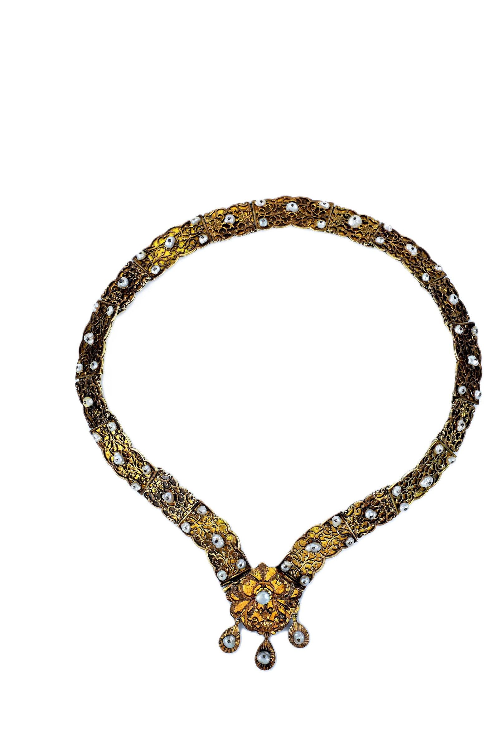 Patrician belt: Patrician belt Transylvania, probably 17th/18th century, silver-plated. Rectangular, slightly curved links with sculptural tendrils mounted on the base plate, decorated with five baroque pearls each,