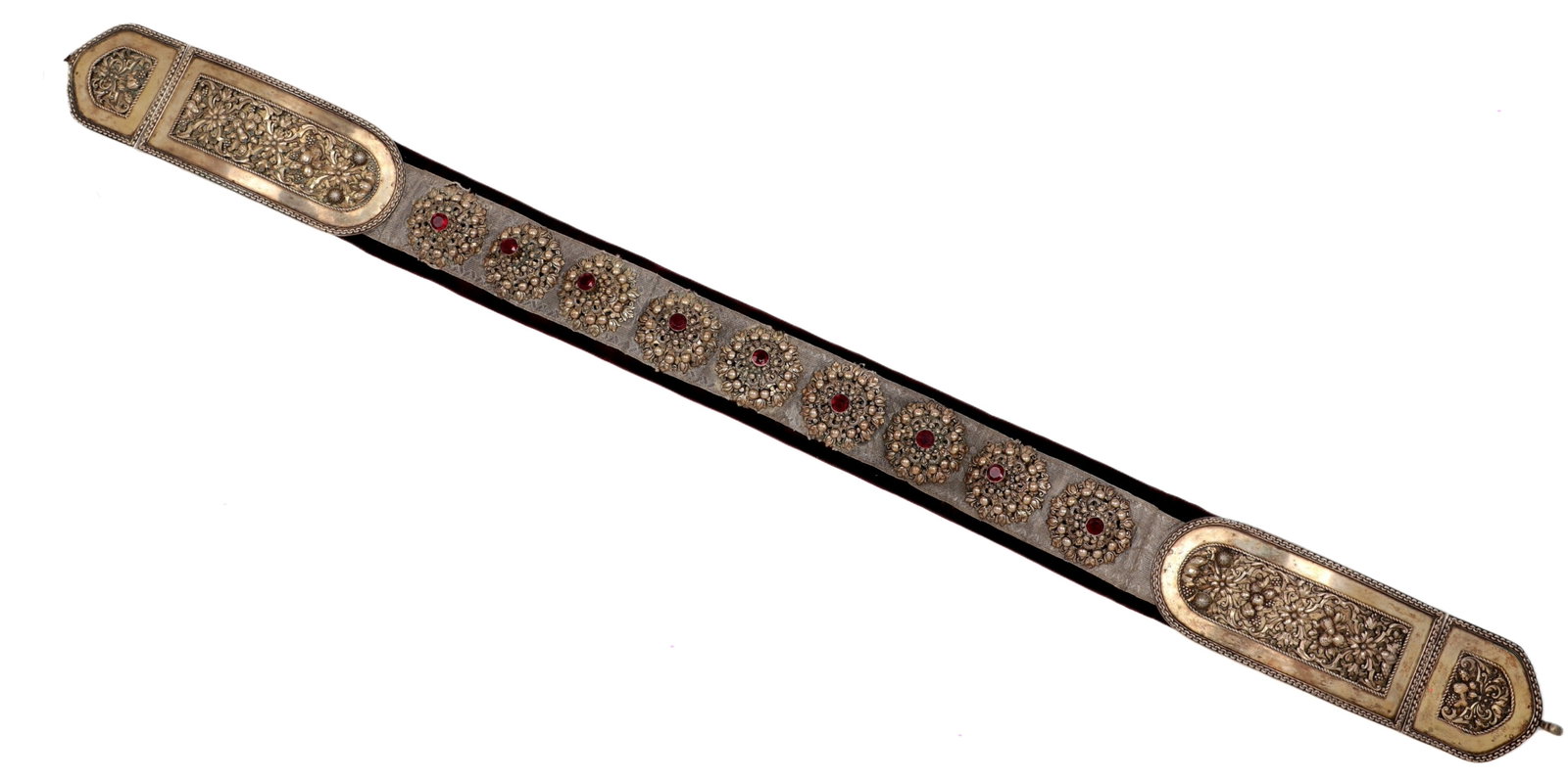 Transylvanian traditional costume belt: Transylvanian traditional costume belt Austria-Hungary, master's mark WR, after 1872 Between two silver-gilt clasps brocade band on red velvet, on which nine turret-shaped bucks consist of seven super