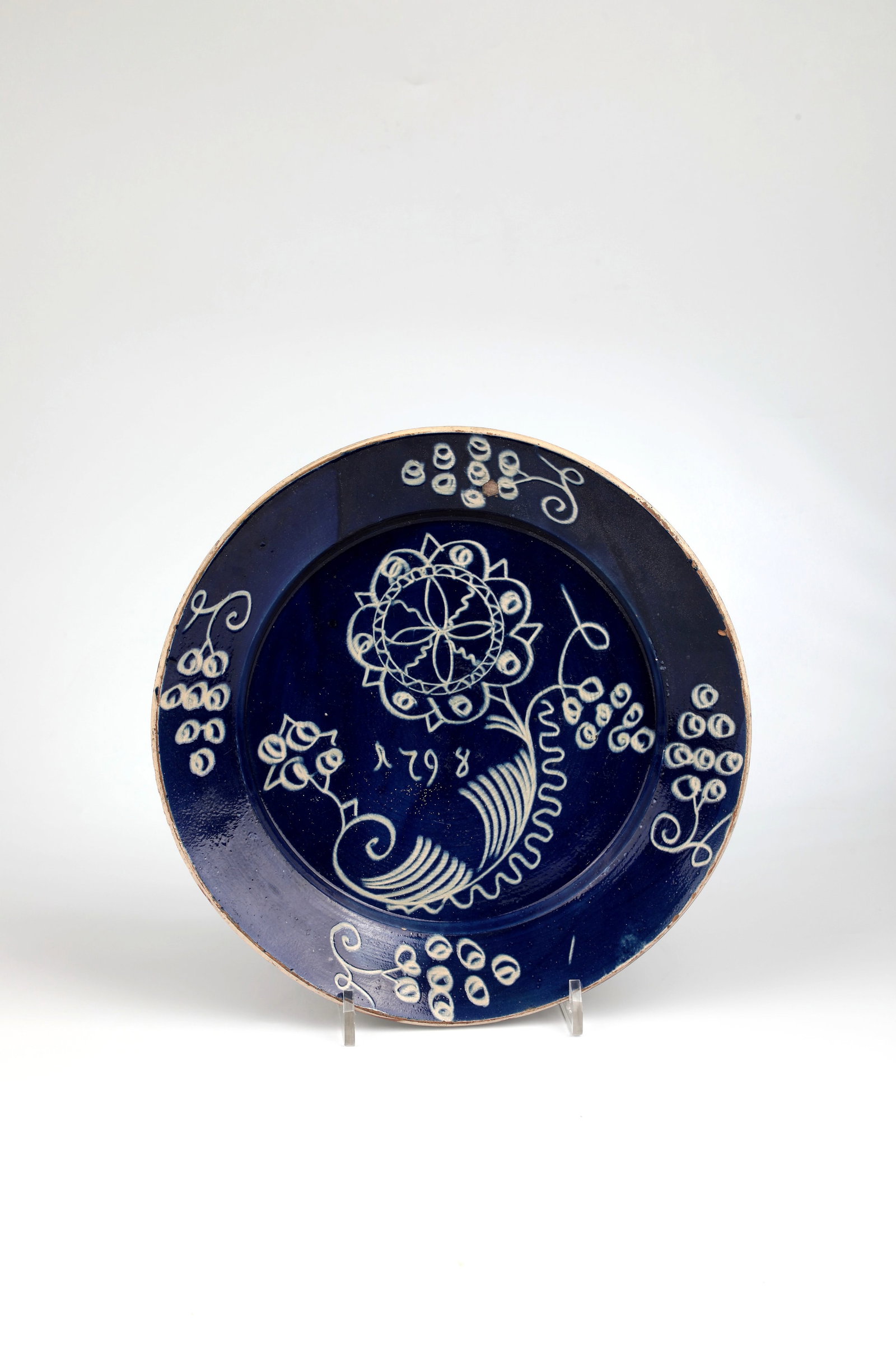 Large decorative plate (1 of 1)