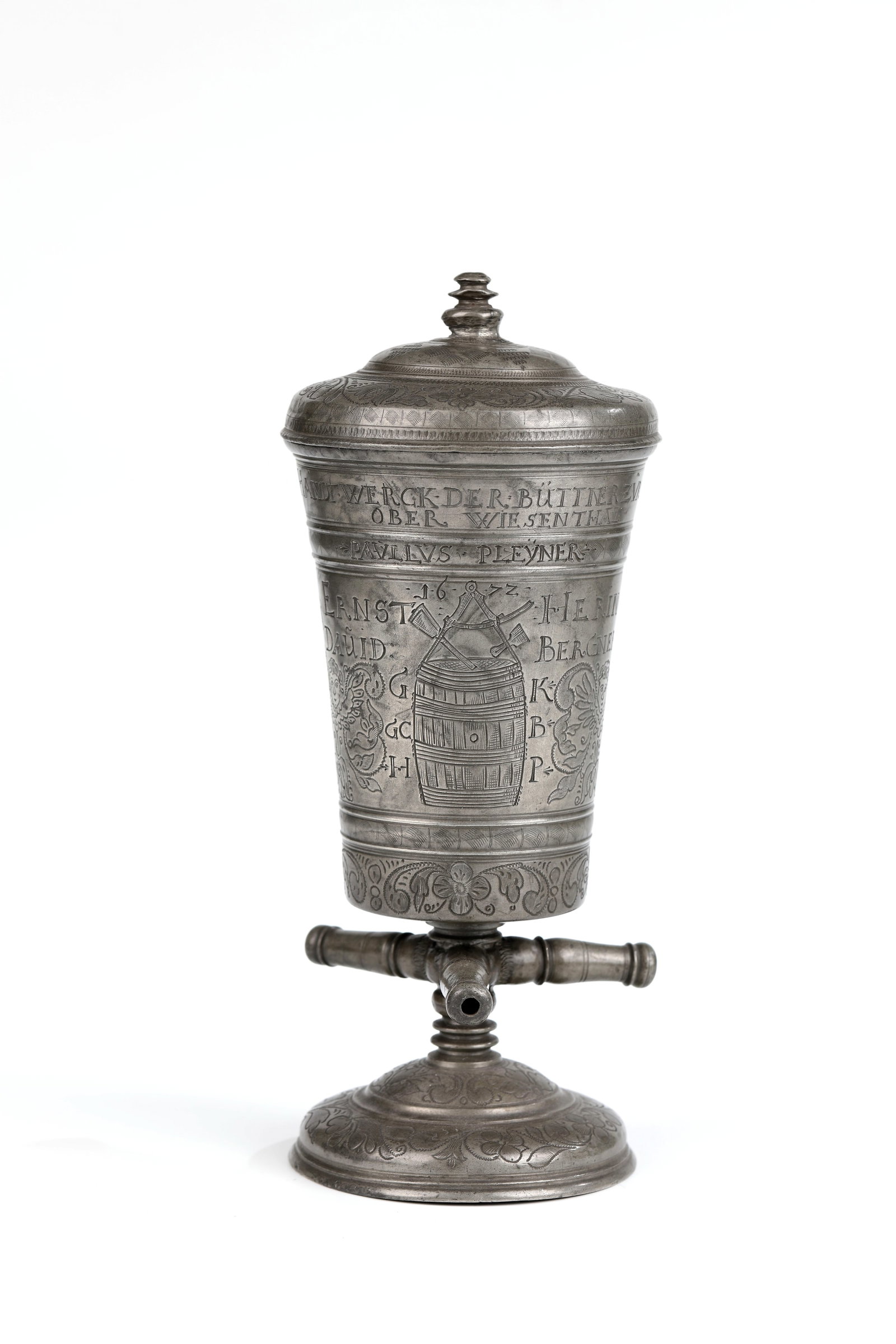 Important joke vessel of the Böttgerzunft in Oberwiesenthal in the Ore Mountains: Important joke vessel of the coopers' guild in Oberwiesenthal in the Ore Mountains Dated 1672 Pewter with almost full-surface engraved and fluted decoration: a floral border on the base, the base of t