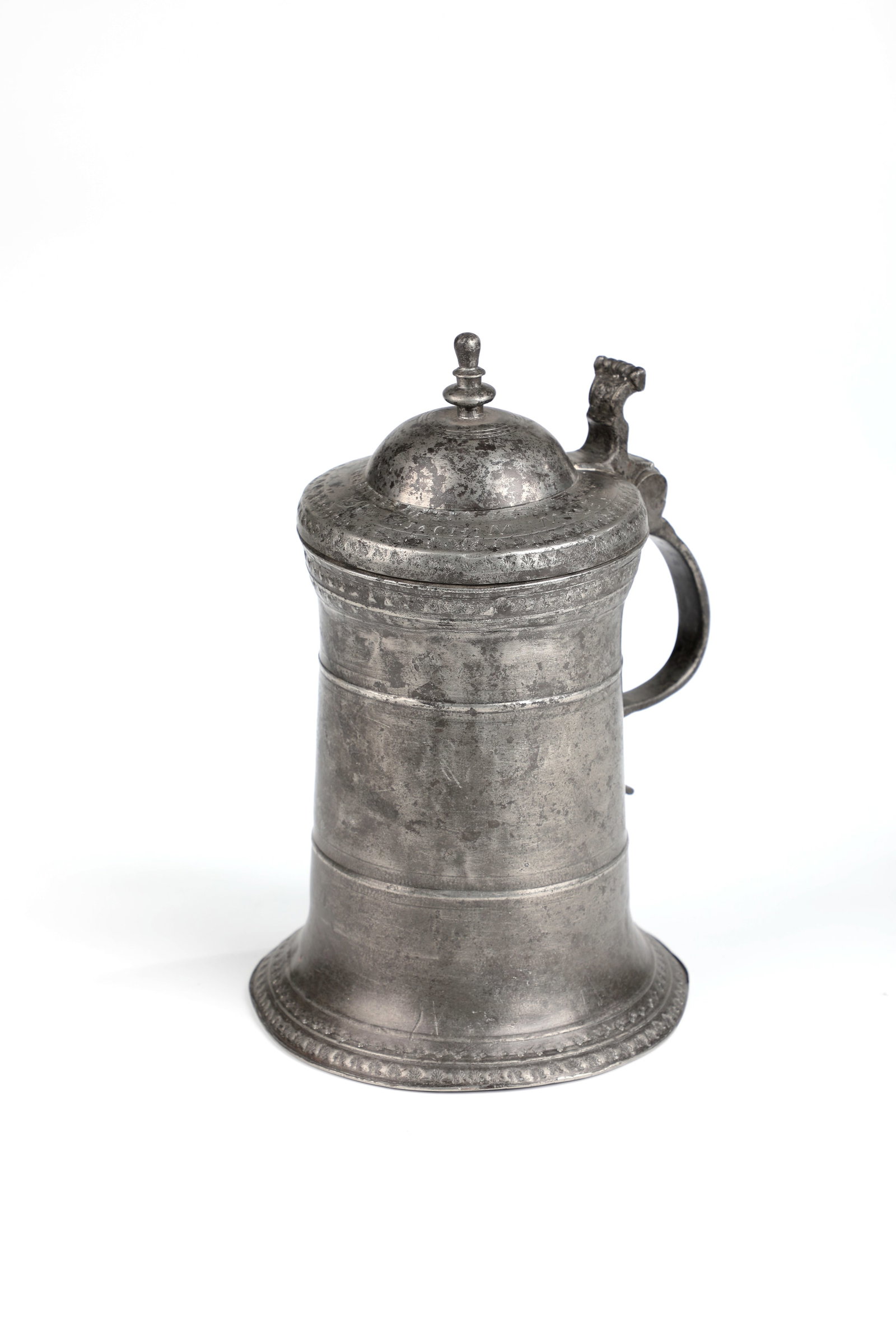 Musealer Zinnkrug: Museum pewter jug Salzwedel, master AK(?), E. 16th / 17th century Tapered wall with two profile rings, the flared stand, below the lip rim and the edge of the lid with hallmarked borders all around. L
