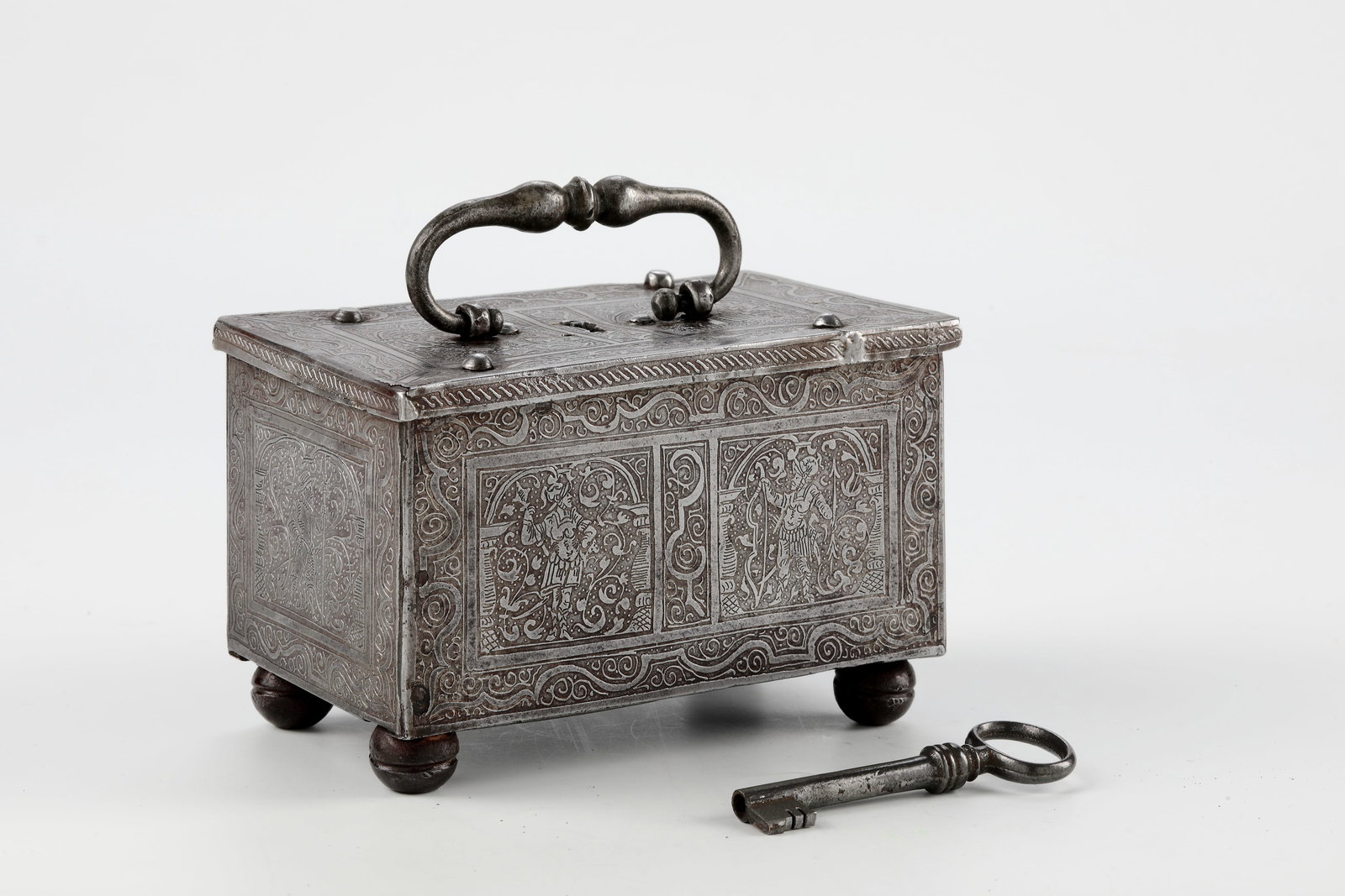 Renaissance iron cassette Nuremberg, 16th century probably surroundings Michel Mann In: Renaissance iron cassette Nuremberg, 16th century probably surroundings Michel Mann In cross-section, rectangular body supported by four spherical feet with lid on hinge and forged bow handle. Inside 