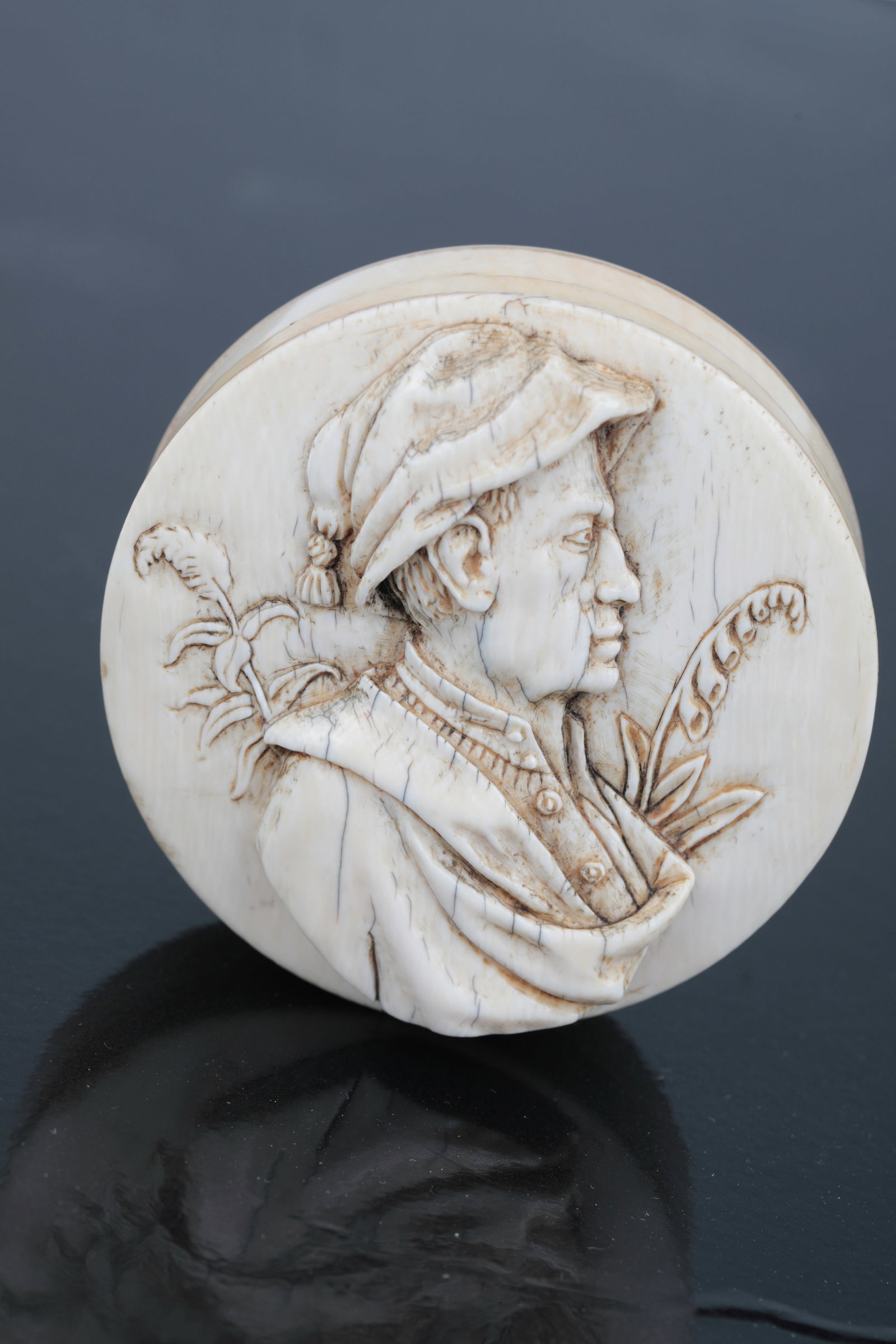 Ivory box with profile portrait of a botanist (1 of 1)