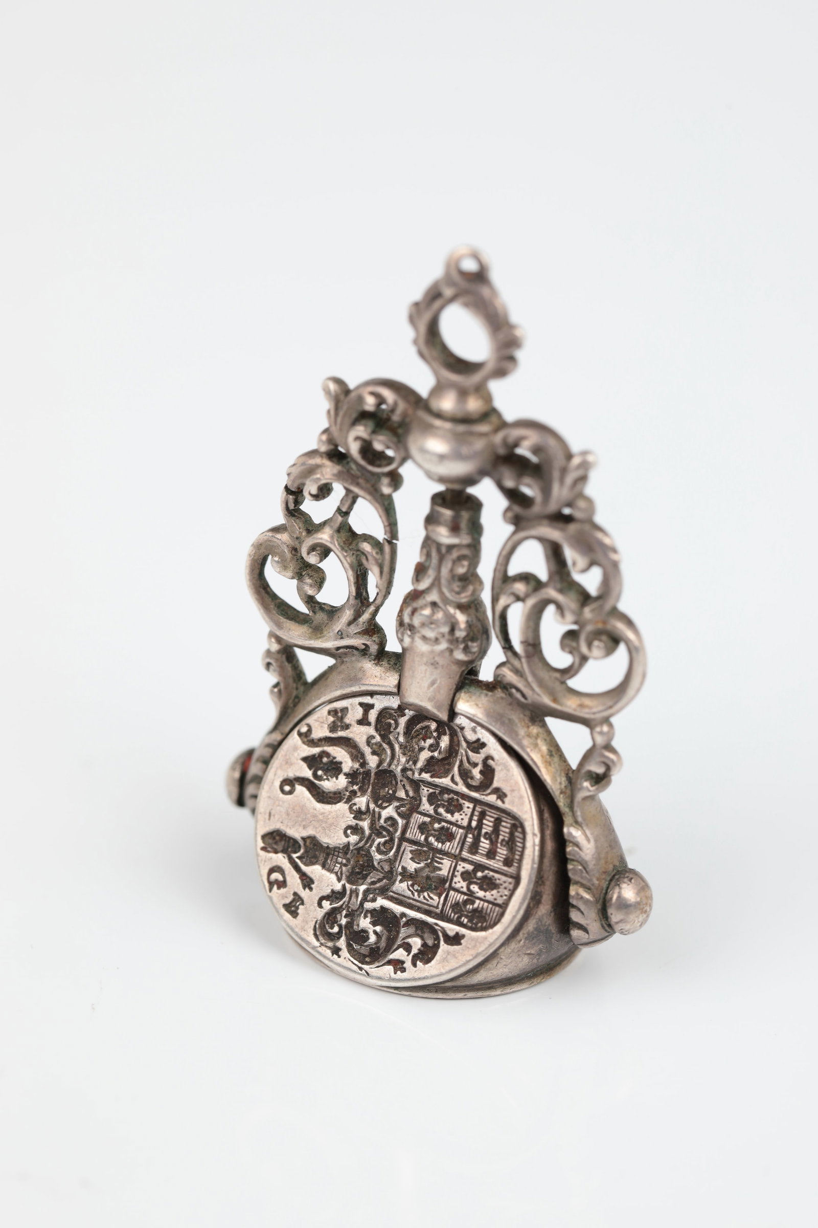 Three-sided silver seal as pendant: Three-sided silver seal as pendant German, 18th/A. 19th century. On the three sides the goddess Minerva, on her shield an ''E'', otherwise a coat of arms with different frames. H. 4.7 cm material anal