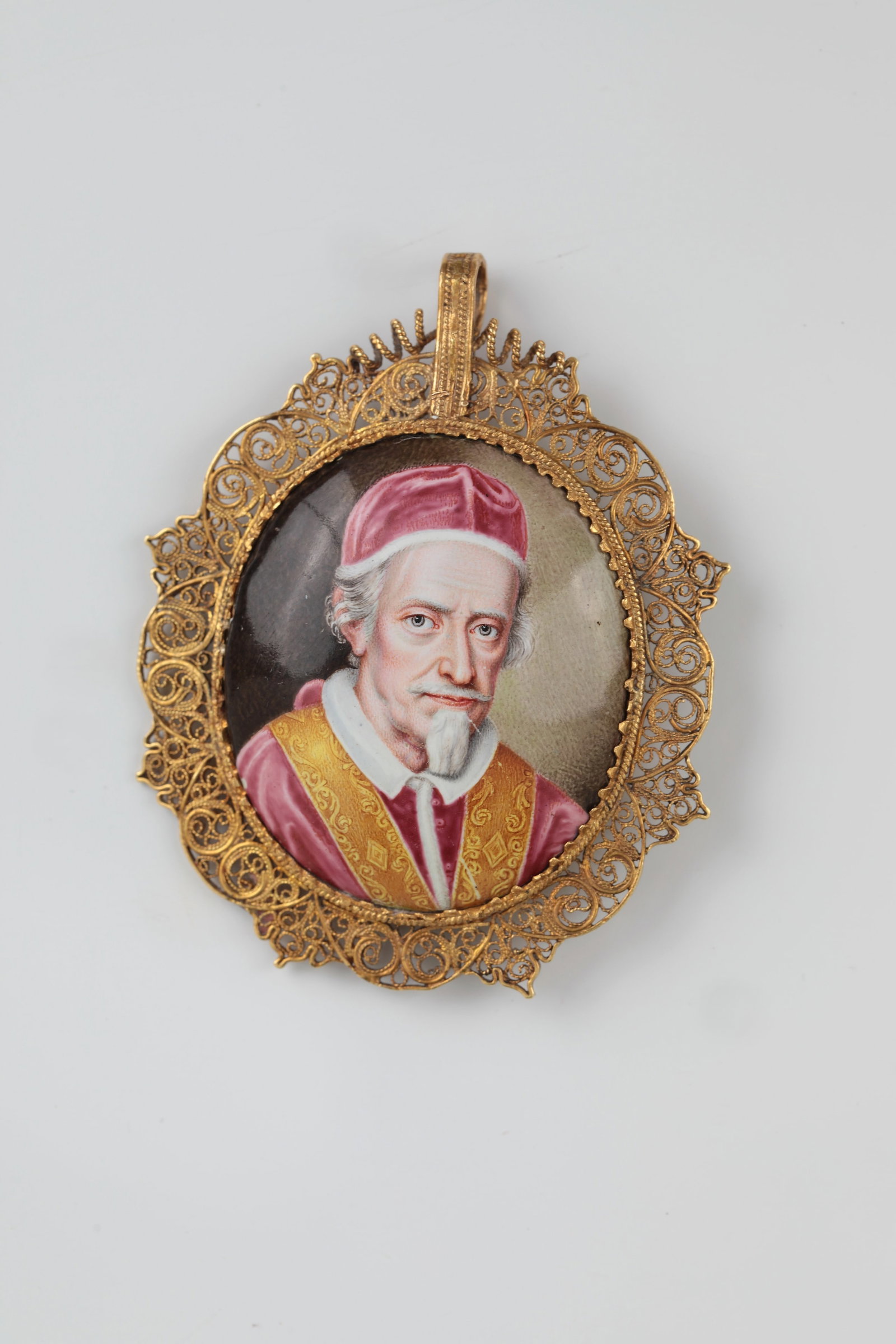Pendant in filigree gold with enamel portrait of Pope Clement IX: Pendant made of filigree gold with enamel portrait of Pope Clement IX. Probably Italy, after 1669, see also footnote On a vaulted ground very finely painted, highly oval bust portrait of Pope Clement
