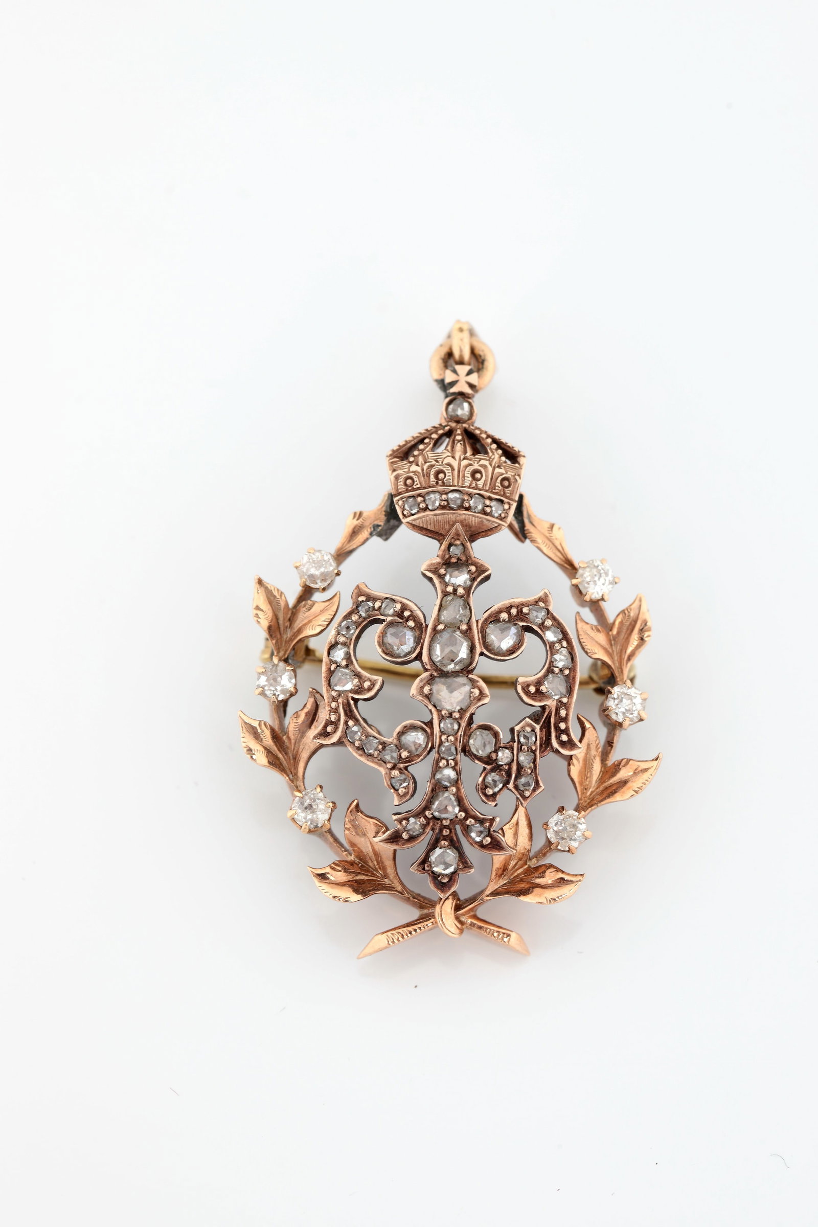 Brooch: Brooch English, around 1900 Brooch (also to be worn as a pendant) with cipher, probably Ferdinand I., 14 kt/ 585 rose gold (acid test tested), finely openworked, set with diamonds and colourless