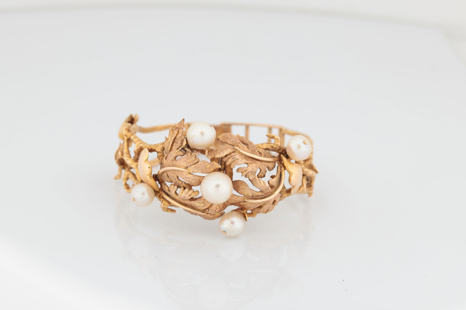 Antique Bangle with Pearls: Antique bangle with pearls Bangle, min. 21 carat/ 875 yellow gold (acid tested), with pearl embellishment. Clip closure. In a case.