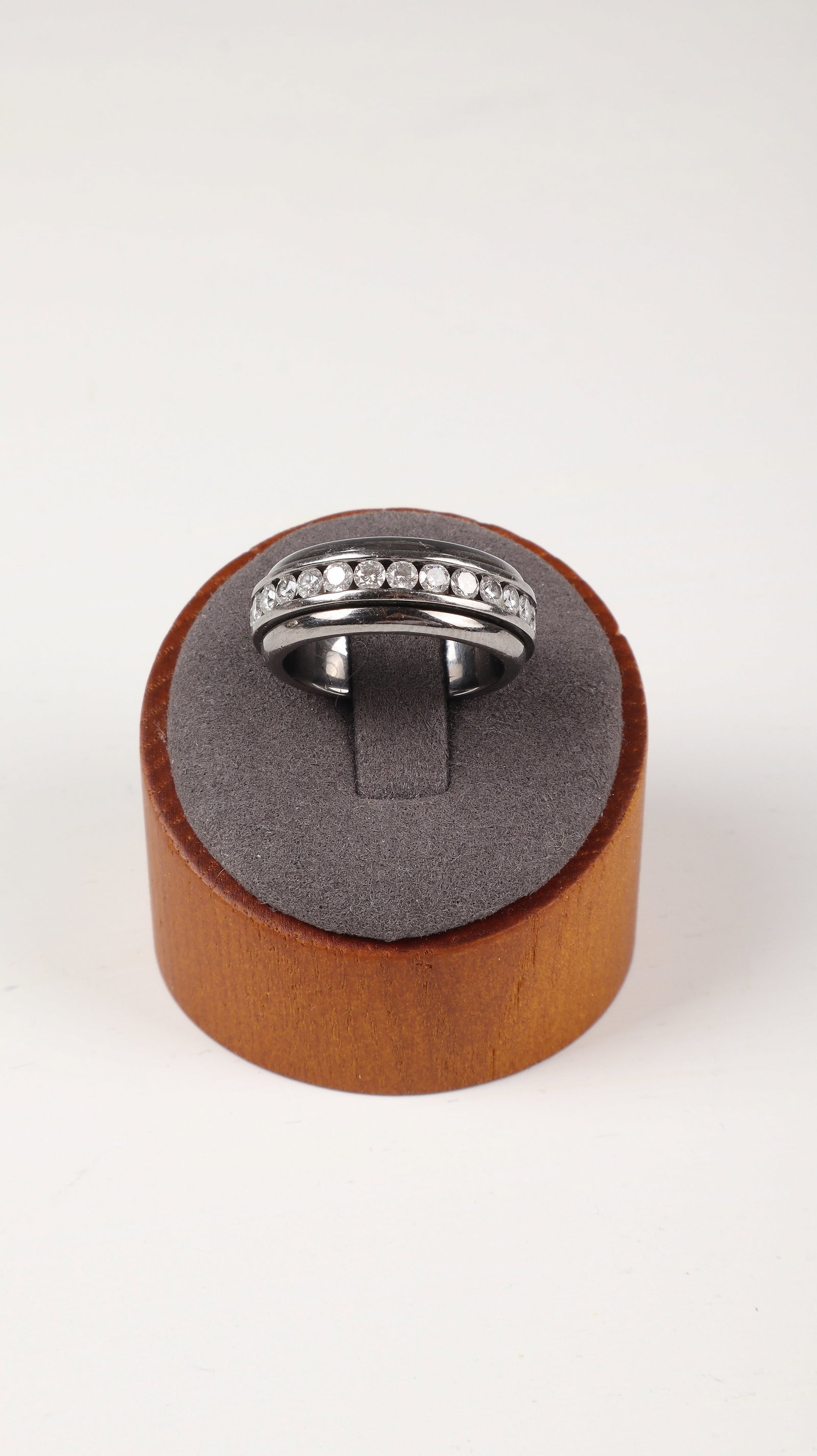 Eternity ring with brilliant-cut diamonds: Eternity ring with brilliant-cut diamonds 18kt/ 750 black gold. Elegantly modern eternity ring with a rotating center ring, set with a total of 27 brilliant-cut diamonds, plus a diamond set with a dia