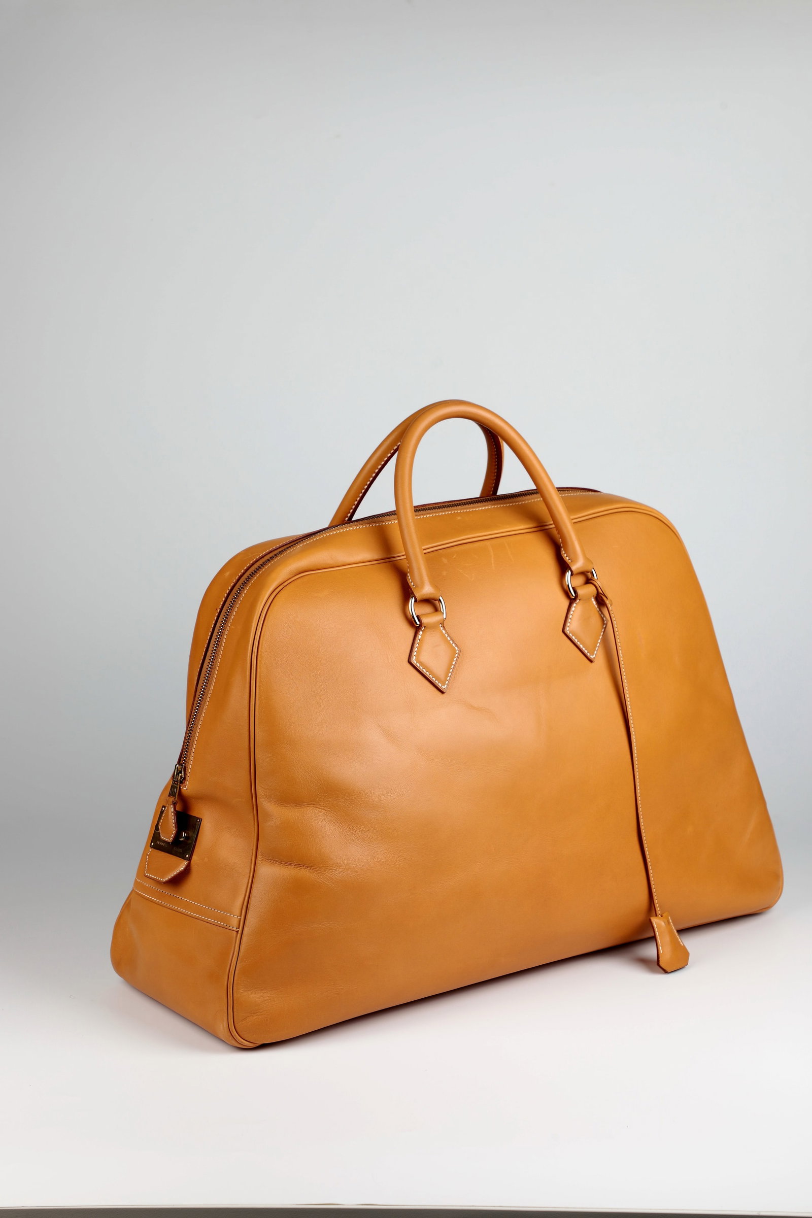 Hermès: Travel Bag/ Weekender ''Simplon'': Hermès: Travel bag/ weekender ''Simplon'' 1990s vintage travel bag (duffle/Boston bag), gold-coloured, made of calfskin, with zipper, sturdy double handles, side lock with matching keys and five prot