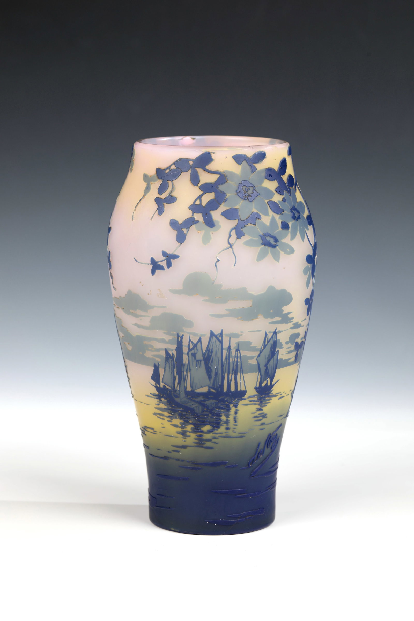 Vase ''paysage lacustre avec des bateaux'': Vase ''paysage lacustre avec des bateaux'' Camille Tutré de Varreux (design), Cristallerie de Pantin, STV & Cie., Pantin/Seine, 1908 - 1914 Colourless glass with overlays in grey-green and blue,