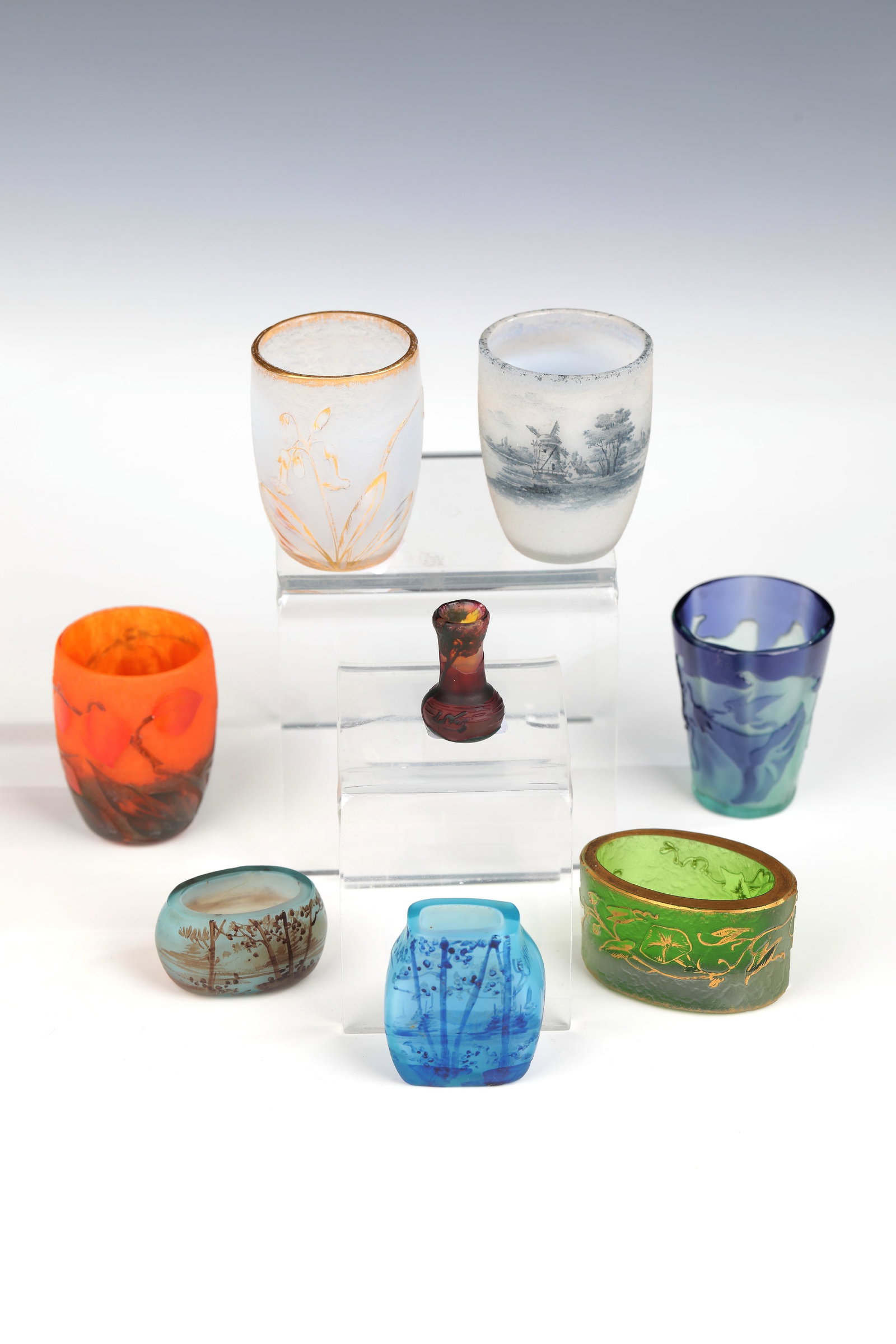 Eight miniature vases: Eight miniature vases including Daum, Nancy, Cristallerie de Pantin, Legras, around 1900 Various shapes and designs. Among other things, etched decorations in relief. H. 2.3 - 5.2 cm.