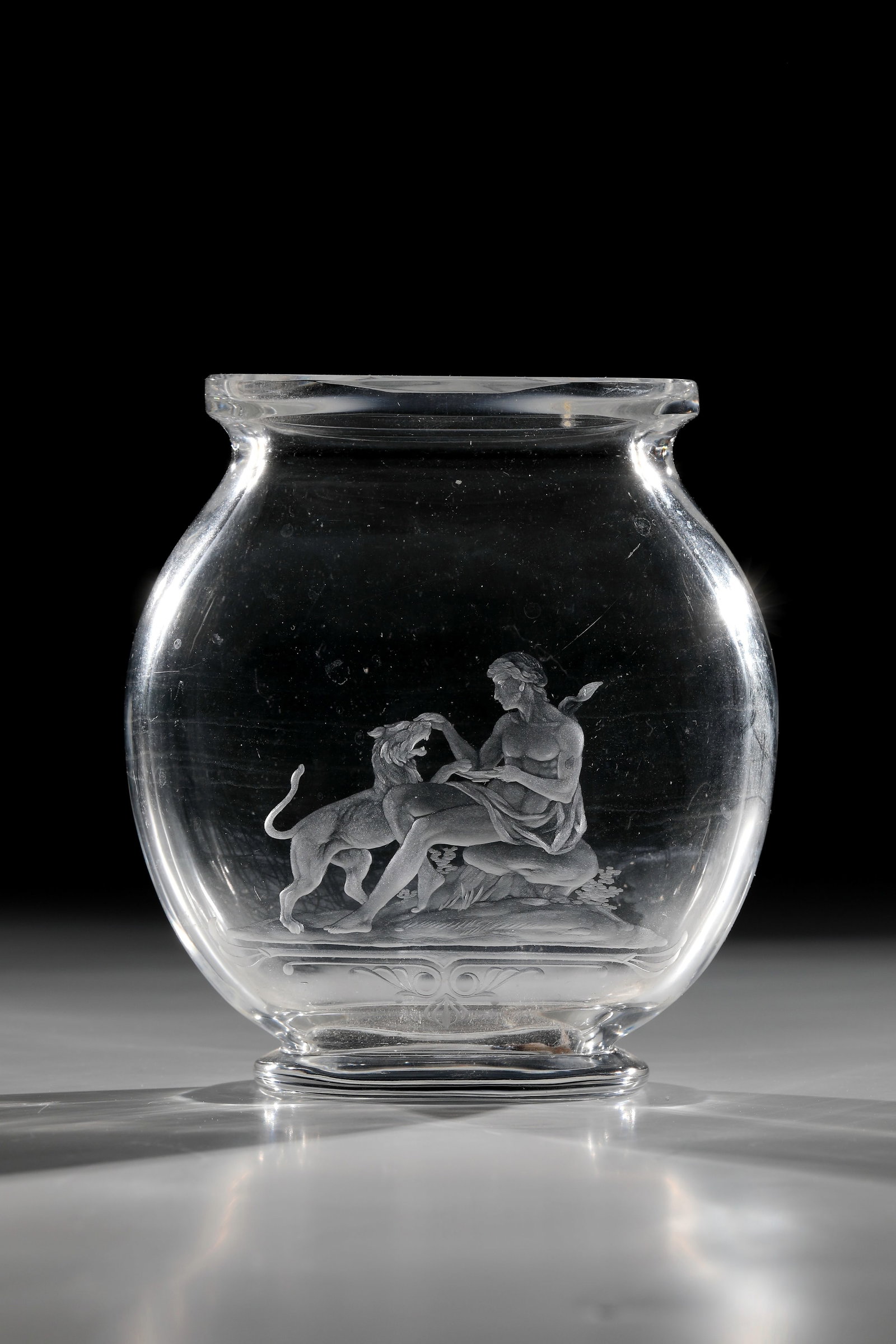 Vase: Vase Cristallerie de Baccarat, c. 1878 Colourless glass with fine, partly polished deep cut. Decor: antique scene with a young man and a lion. H. 12.5 cm Lit.: Giuseppe Cappa, L'Euope de l'Art