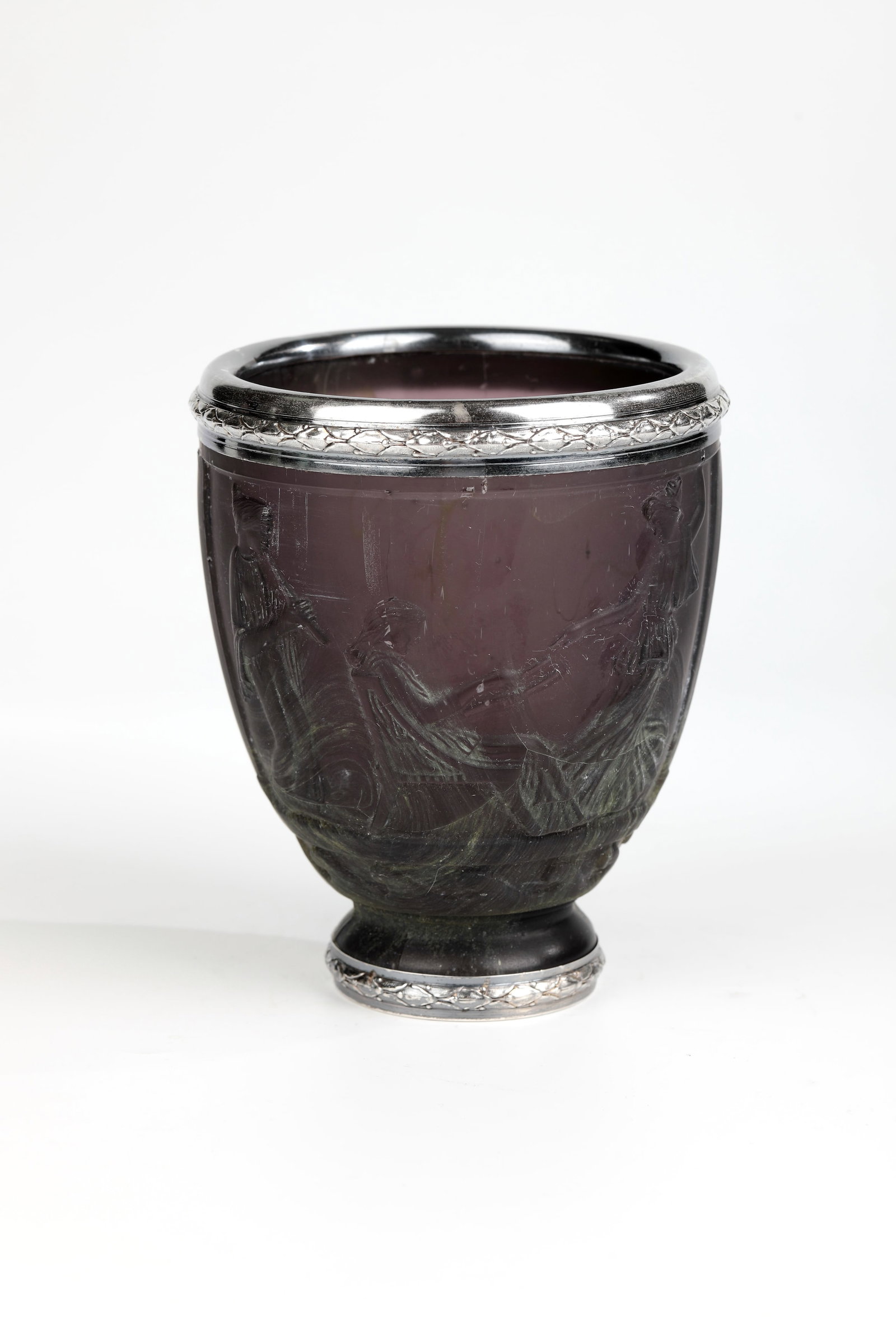 Vase with musicians and silver mount: Vase with musicians and silver mount Georges de Feure, c. 1910 - 1914 Violet glass pressed into the mold with green-yellow powder melting. Circumferential frieze: Antique, music-making ladies in long