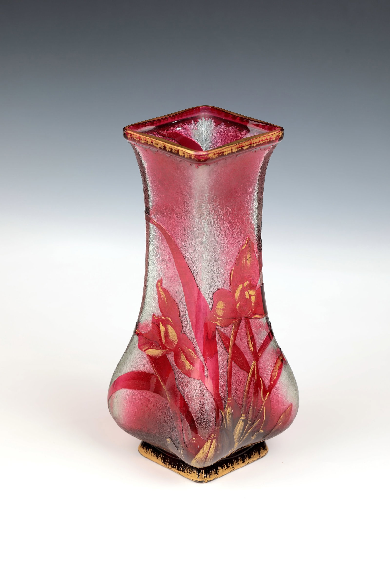 Vase ''Hémérocalle'': Vase ''Hémérocalle'' Cristalleries de Baccarat, c. 1878 Colourless glass, overlaid with ruby pink. Ice-glass-like etched background. Etched decoration in relief with interior drawing in