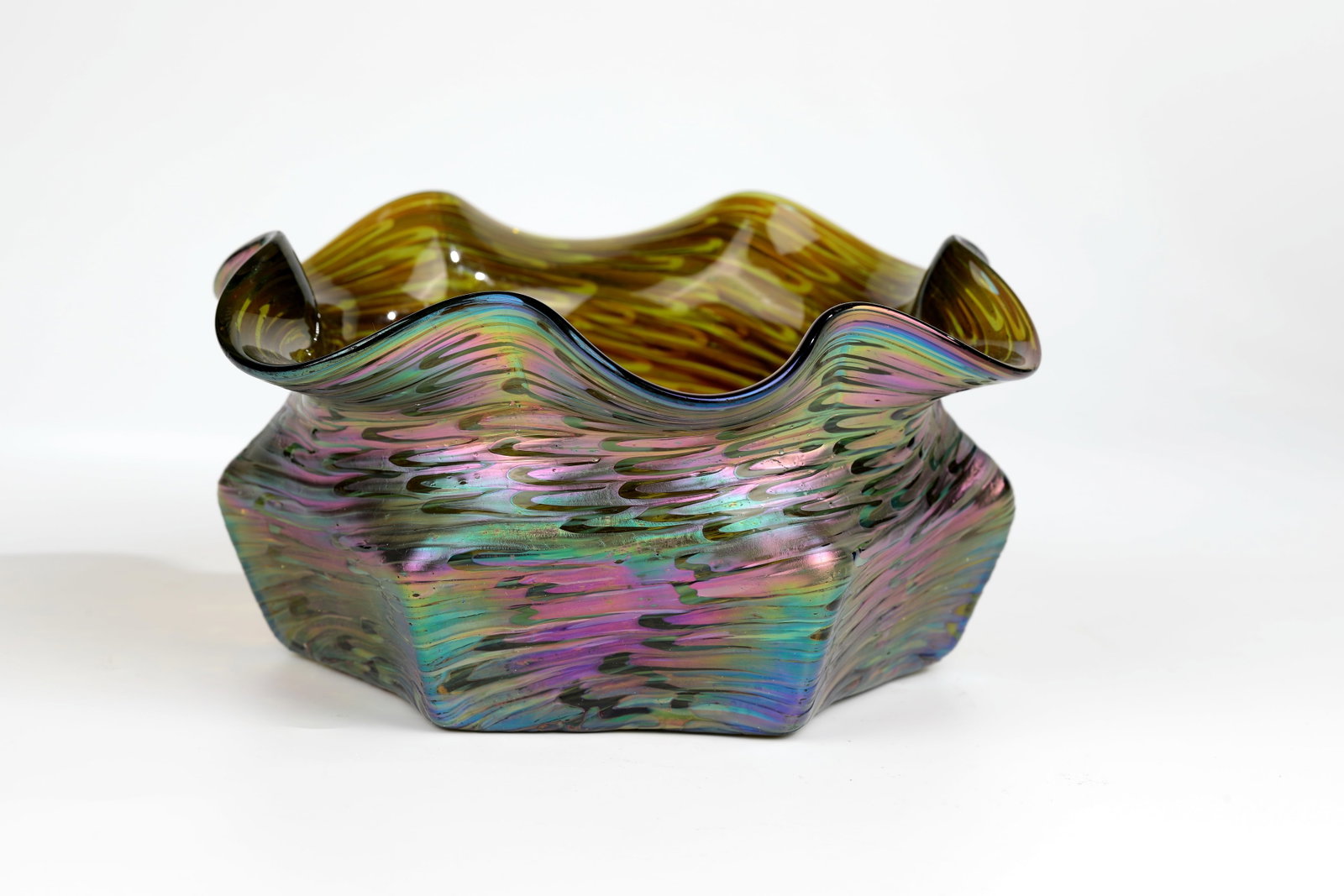 Vase: Vase Wilhelm Kralik Sohn, Eleonorenhain, 1900-1905 Olive-green glass with silver-yellow powder melting, wound with colourless threads, wave-shaped. Iridescent. Muzzle shaped six-passed. H. 11 cm; D.