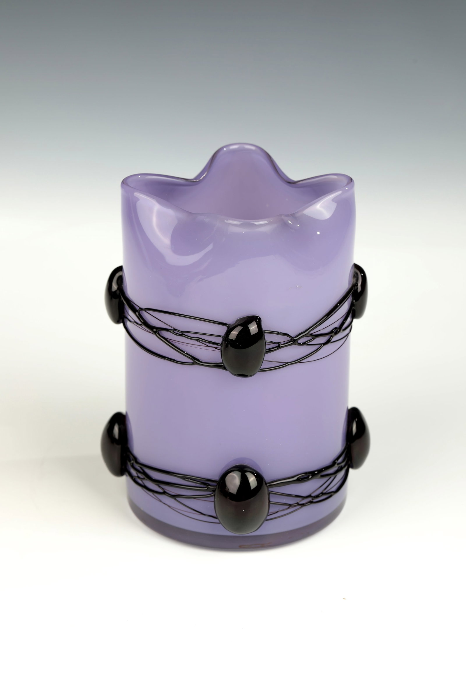 Vase: Vase Georg Carl von Reichenbach (design), crystal glass factory Benedik von Poschinger, Oberzwieselau, c. 1905-1910 Colourless glass with purple overlay on the inside with irregularly wound threads