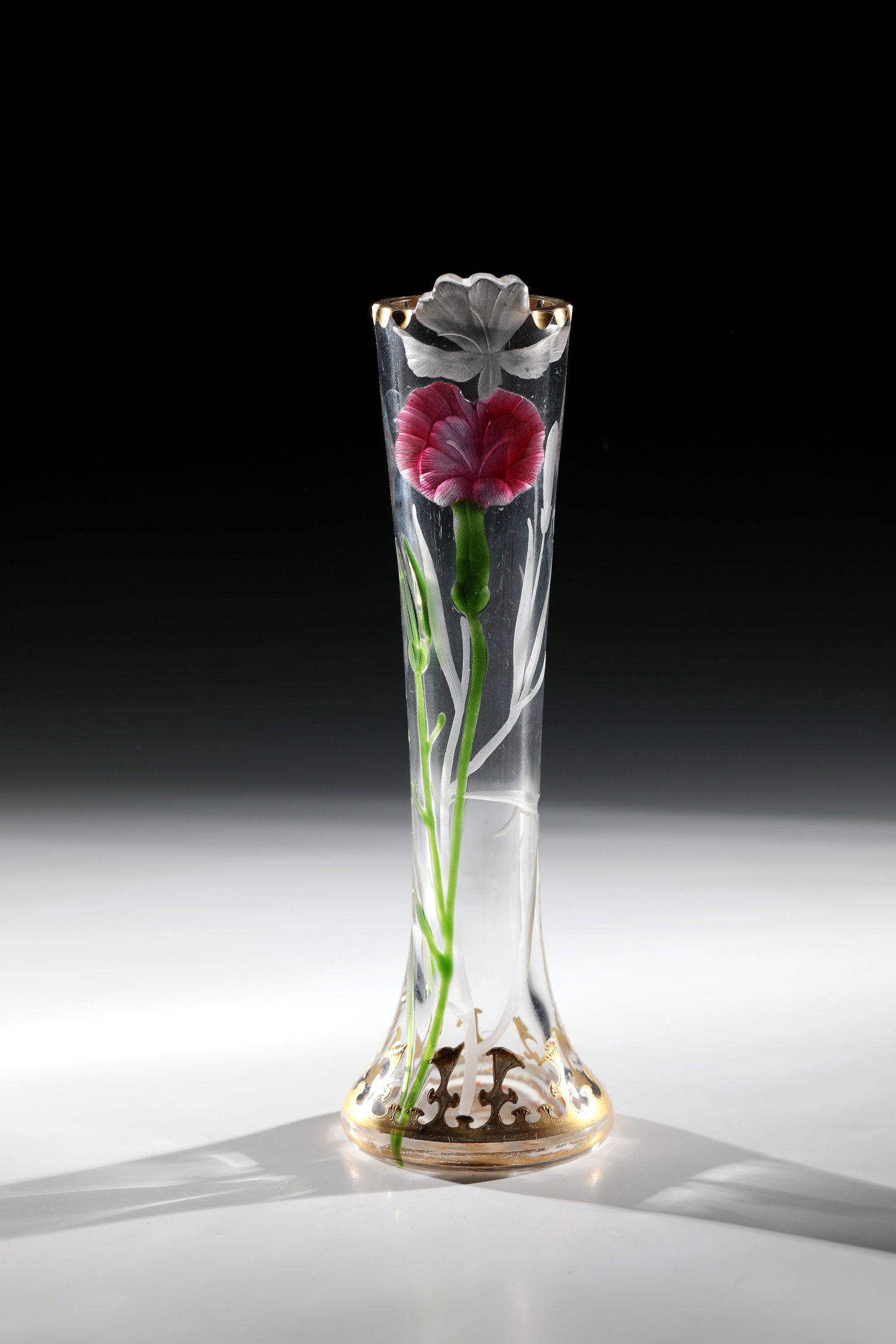 Vase: Vase Gräflich Harrachsche Glasfabrik, Neuwelt, c. 1900 Colourless glass with marquetry-like melted green threads and red glass post. Decor in matted, partially polished, recessed engraving with