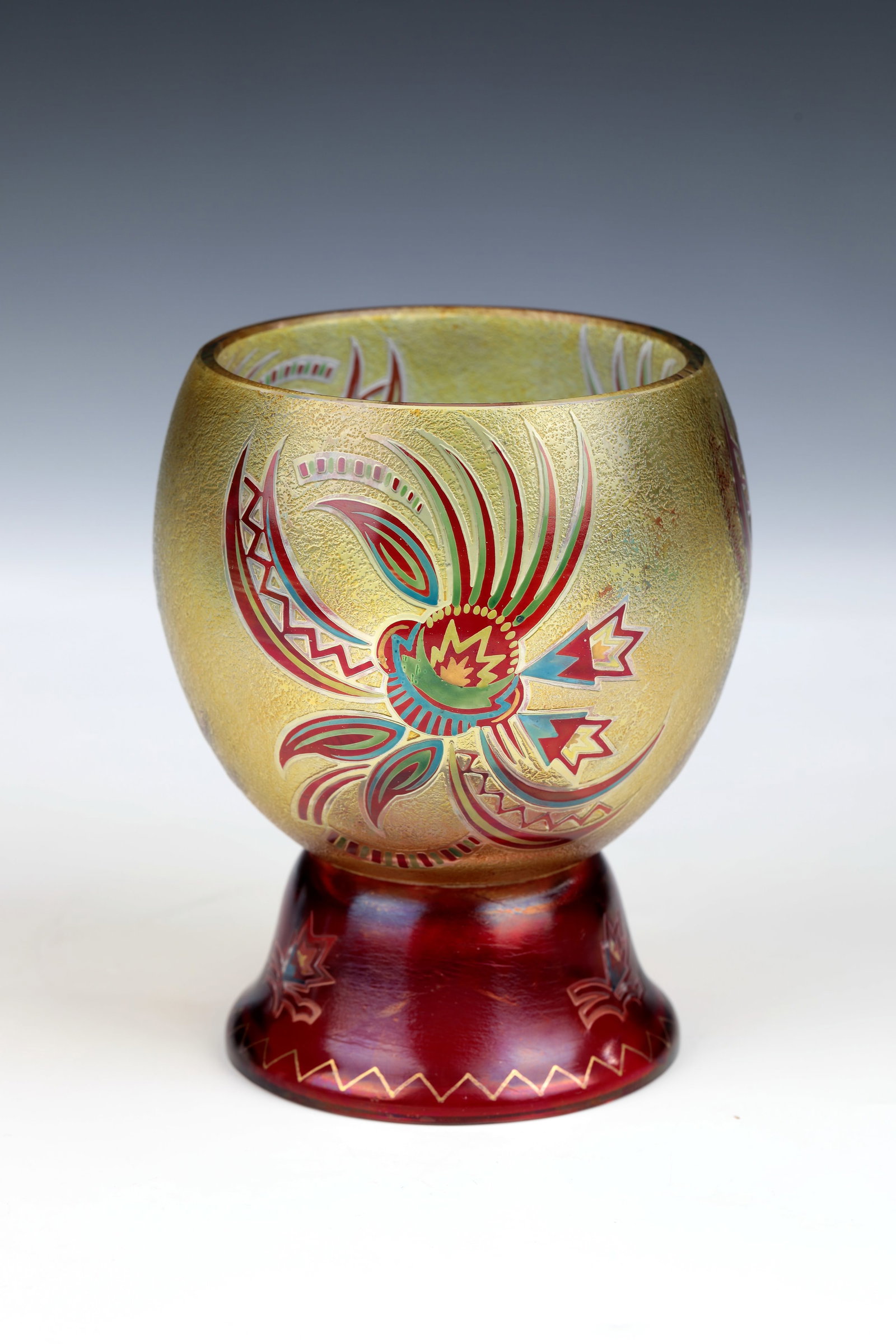 Cup vase: Adolf Beckert goblet vase (design), Steinschönau technical school, c. 1925 Colourless glass with yellow stain. The outer wall of the cuppa is etched like ice glass. Circumferential polychrome