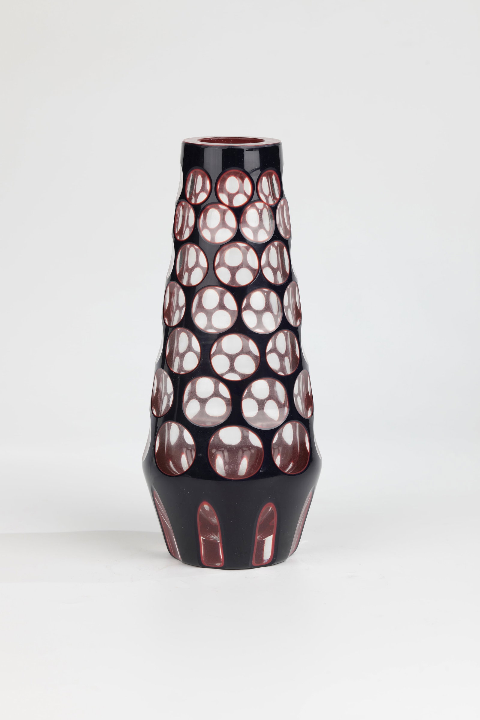 Vase: Vase Fachschule Haida (design), Joh. Oertel & Co., Haida, c. 1915 Colourless, red and blue-black overlaid glass with a multi-row, staggered spherical cut. H. 21.5 cm