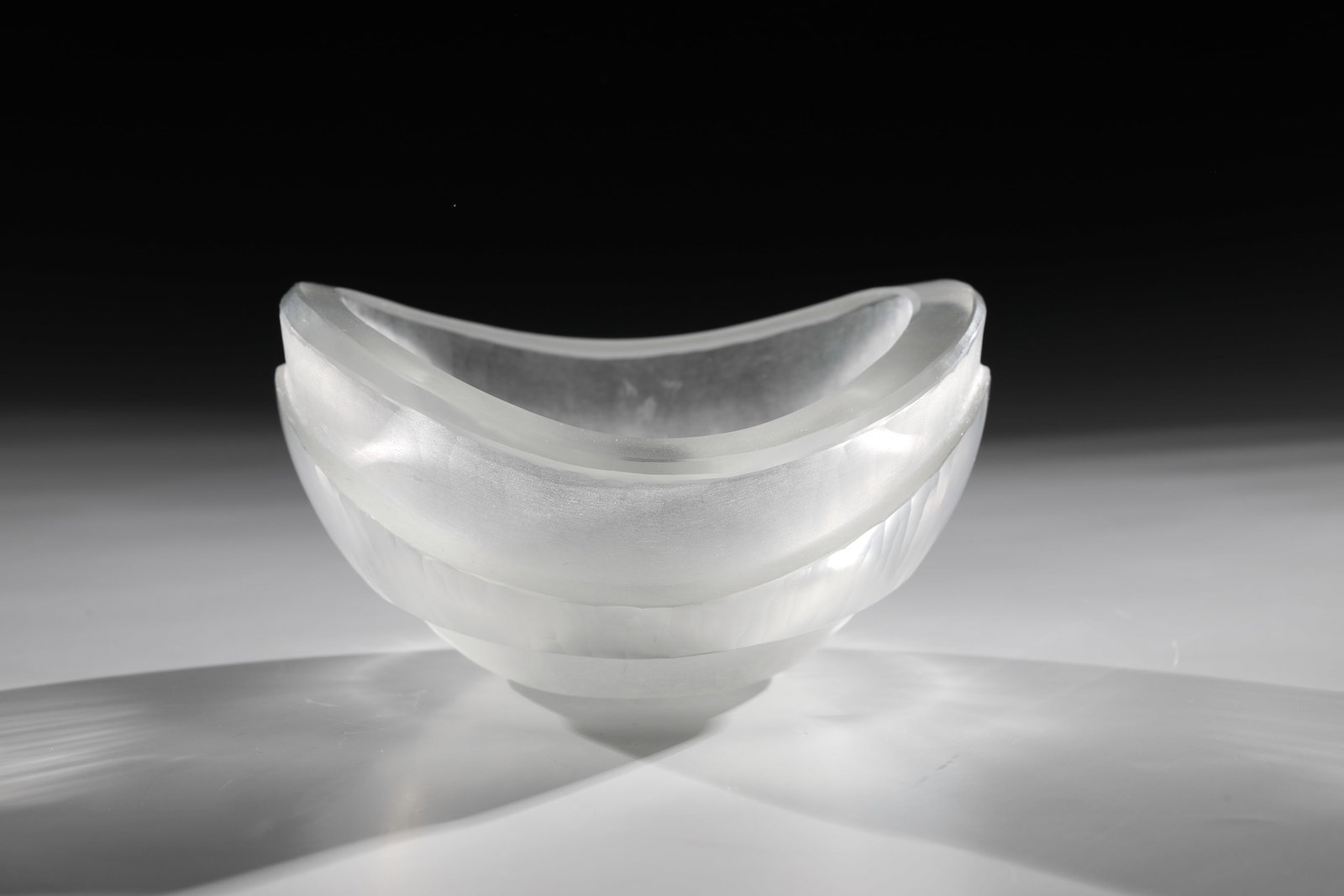 Shell: Shell School of Arts and Crafts Stuttgart, Department of Prof. Wilhelm von Eiff, 1930s Colourless, thick-walled glass with serrated edge and finely matted carved structures. H. 8.5 cm; D. 14.5 cm.