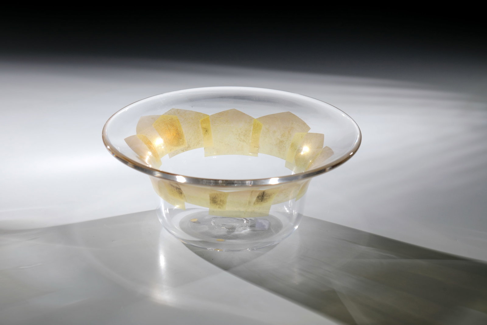 Shell: Bowl Mieke Groot, 1979 Colourless glass with fused gold foil. Signed and dated in diamond crack: Mieke Groot '79. H. 9 cm; D. 21 cm