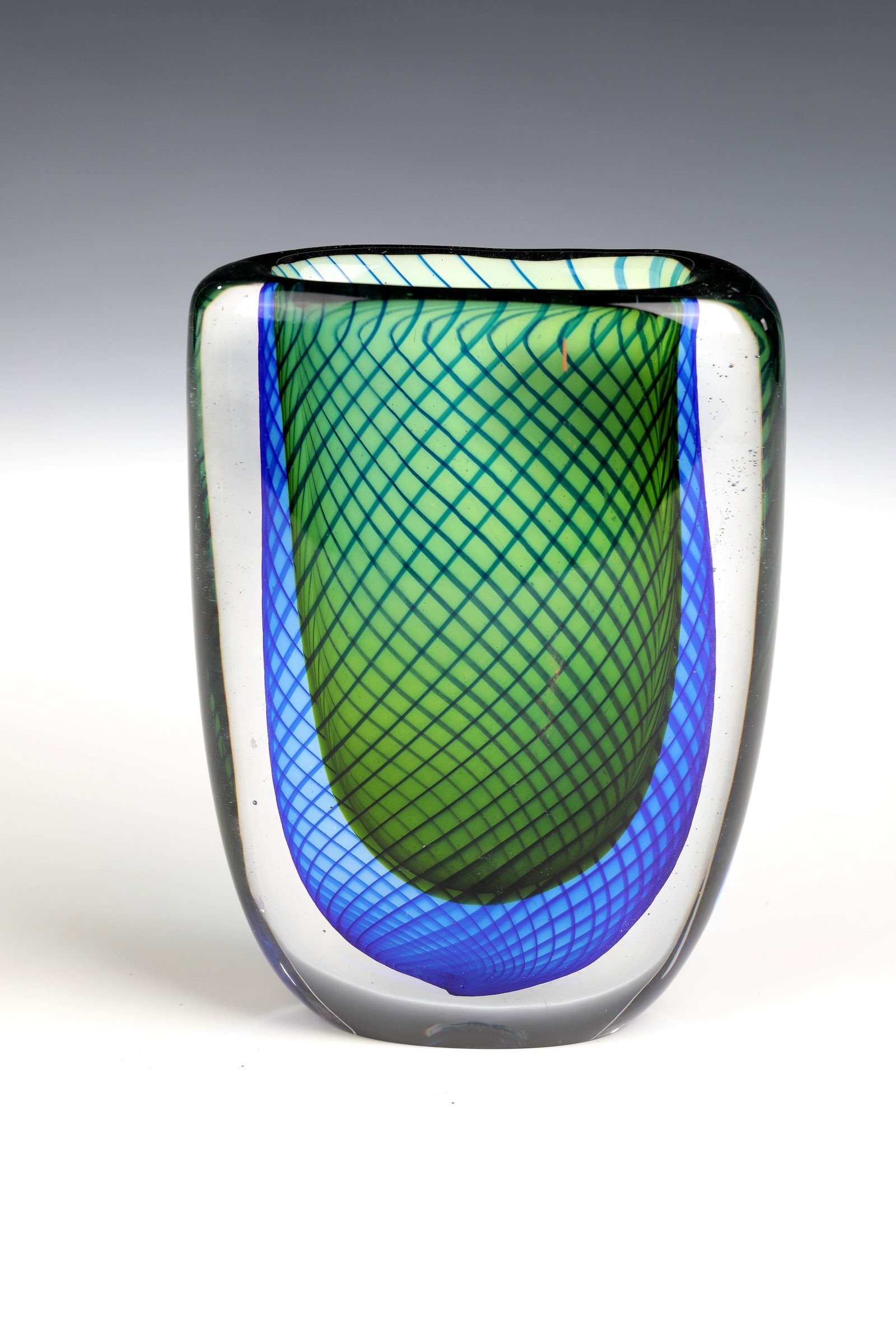 Vase: Vase Vicke Lindstrand (design), Kosta, 1959 Colourless glass, green underlay. Diagonal threads in cobalt blue incorporated between the layers. Underside inscribed in diamond crack: Kosta LH 1588. H.