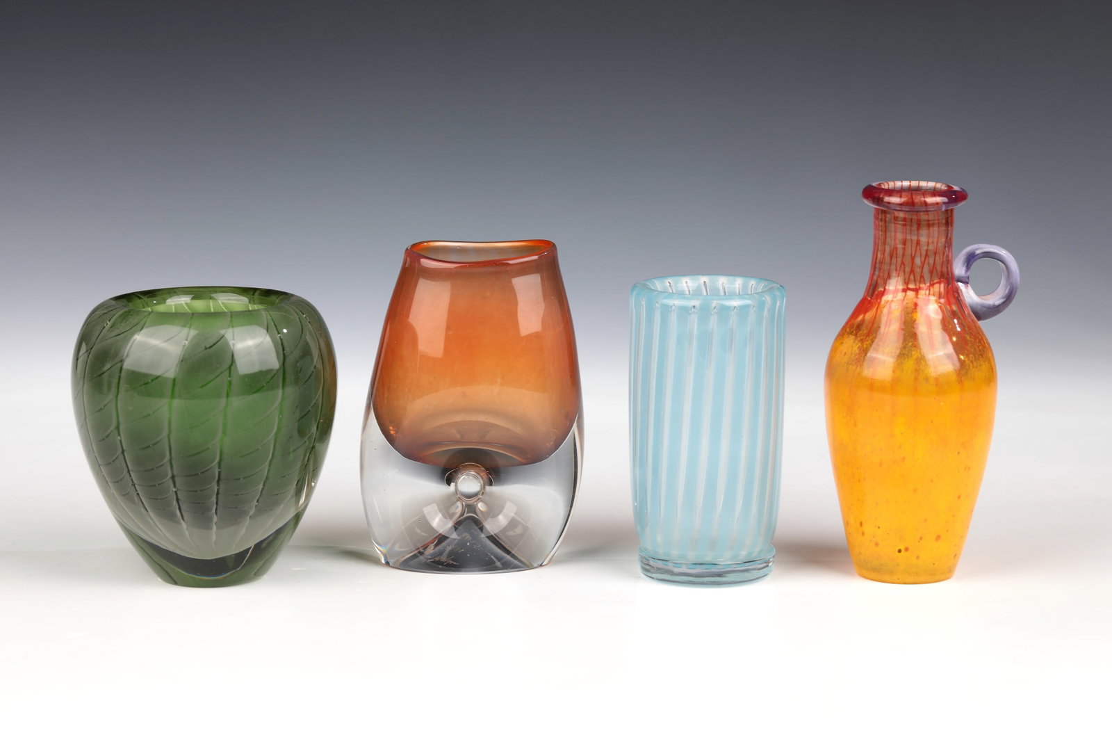 Mixed lot: Four vases: Mixed lot: Four vases, including Kosta Boda, Orrefors, Leerdam & Kumela Oy, 2nd half of the 20th century. Underside inscribed in diamond crack: ORREFORS Ariel N 126 G E. Öhrström. H. 9.3