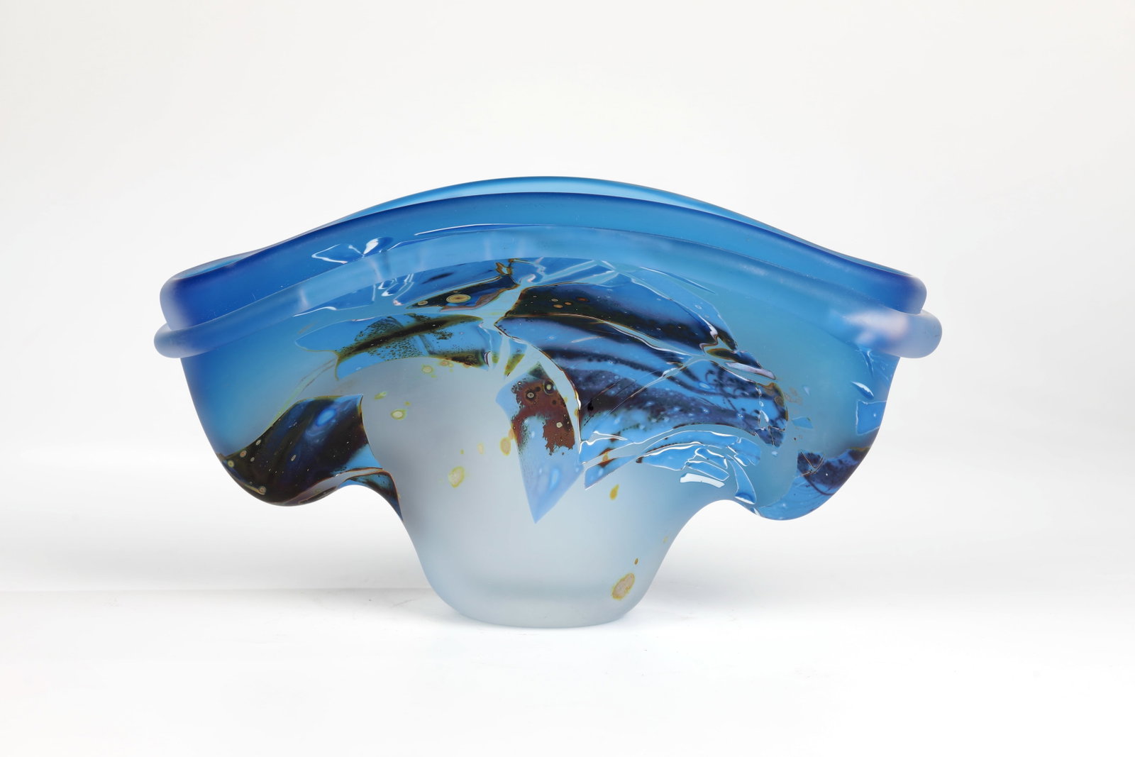 Vase object: Vase object Louis Leloup, 1990s Colourless glass, inside with a blue underlay, partially with melted plates in dark blue on opaque white and oxides. Below the muzzle applied ring bulge in colourless.