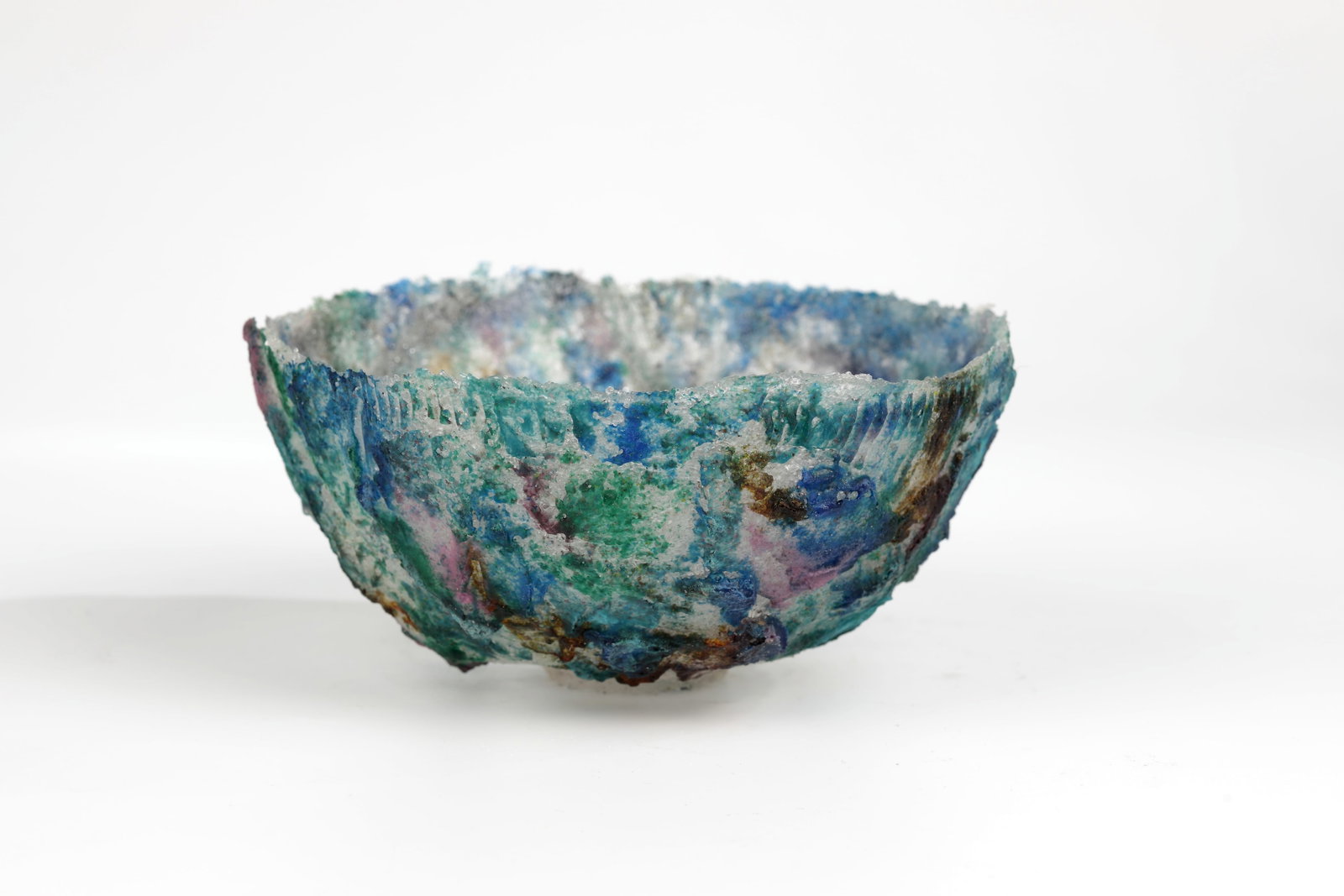 Shell: Frédérique Fandre-Chiampo Pâte de verre bowl made of polychrome granules, moulded. Inscribed with artist's monogram: FF. H. 8 cm; D. 16.5 cm. Provenance: Formerly Dr. Christa Bersch