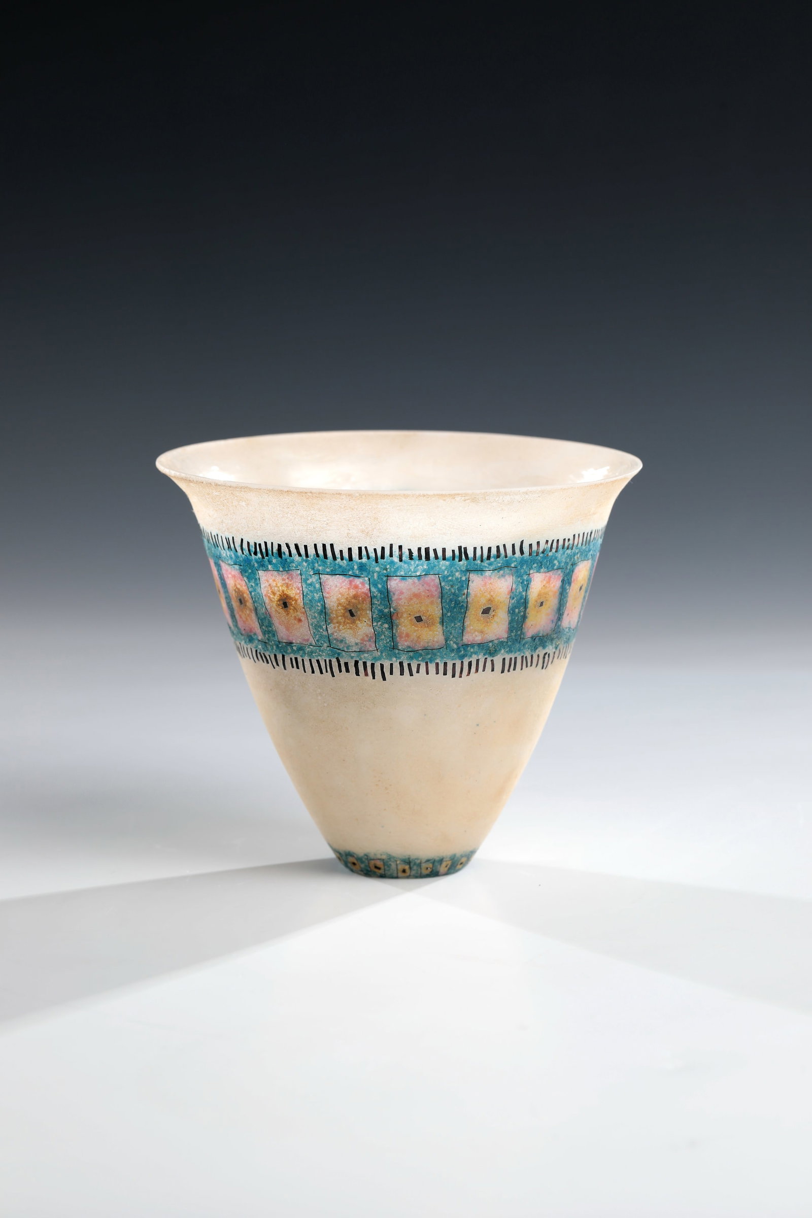 Vase: Vase Karen Vincent, 2000 Pâte de Verre with incorporated, black enameled metal wires, molded. H. 11 cm.