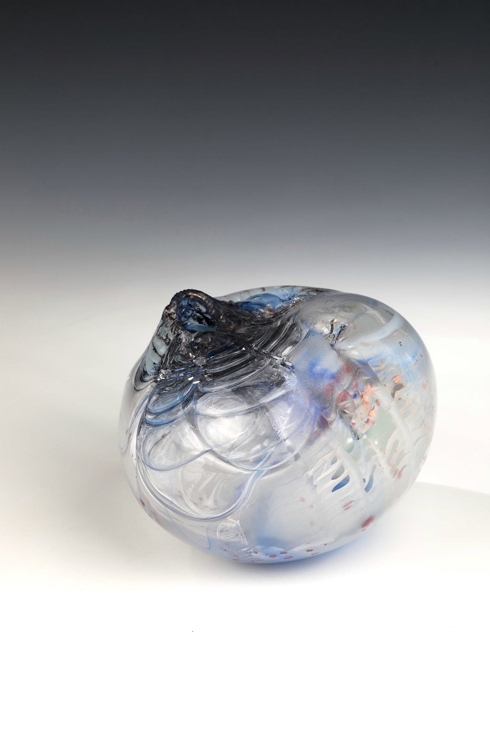 Honeycomb object: Honeycomb object Jörg Zimmermann Colourless glass, with colour and oxide melting, blown through metal mesh. Signed in vibro engraving. H. 15 cm; D. ca. 18 cm.