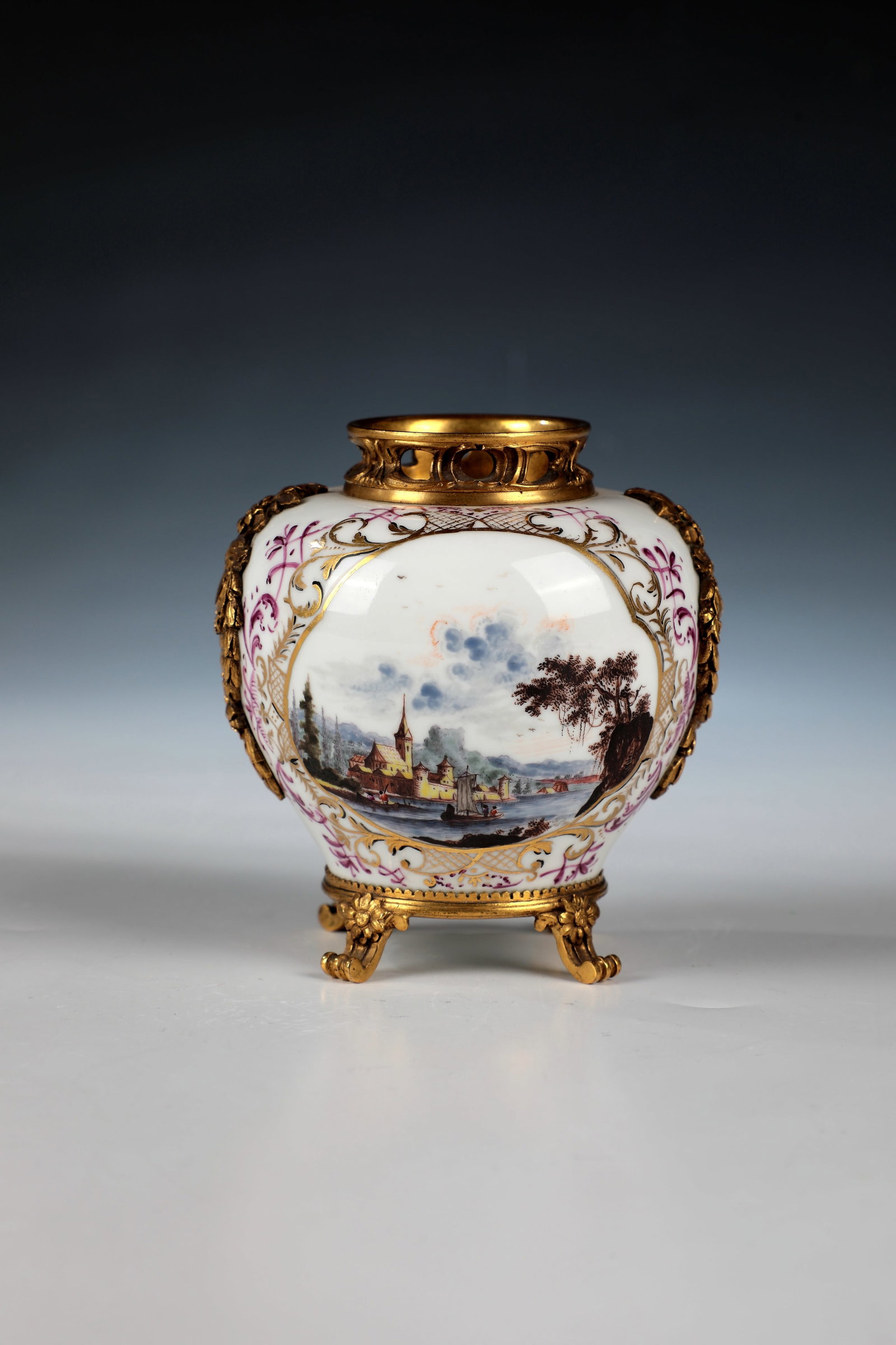 Decorative vase with shopping trip ice scenes: Ornamental vase with merchant ice scenes of Meissen, c. 1735-40 On both sides of the wall, gold reserves framed by foliage and bandwork with merchant ice scenes, wide shore landscapes with sailors