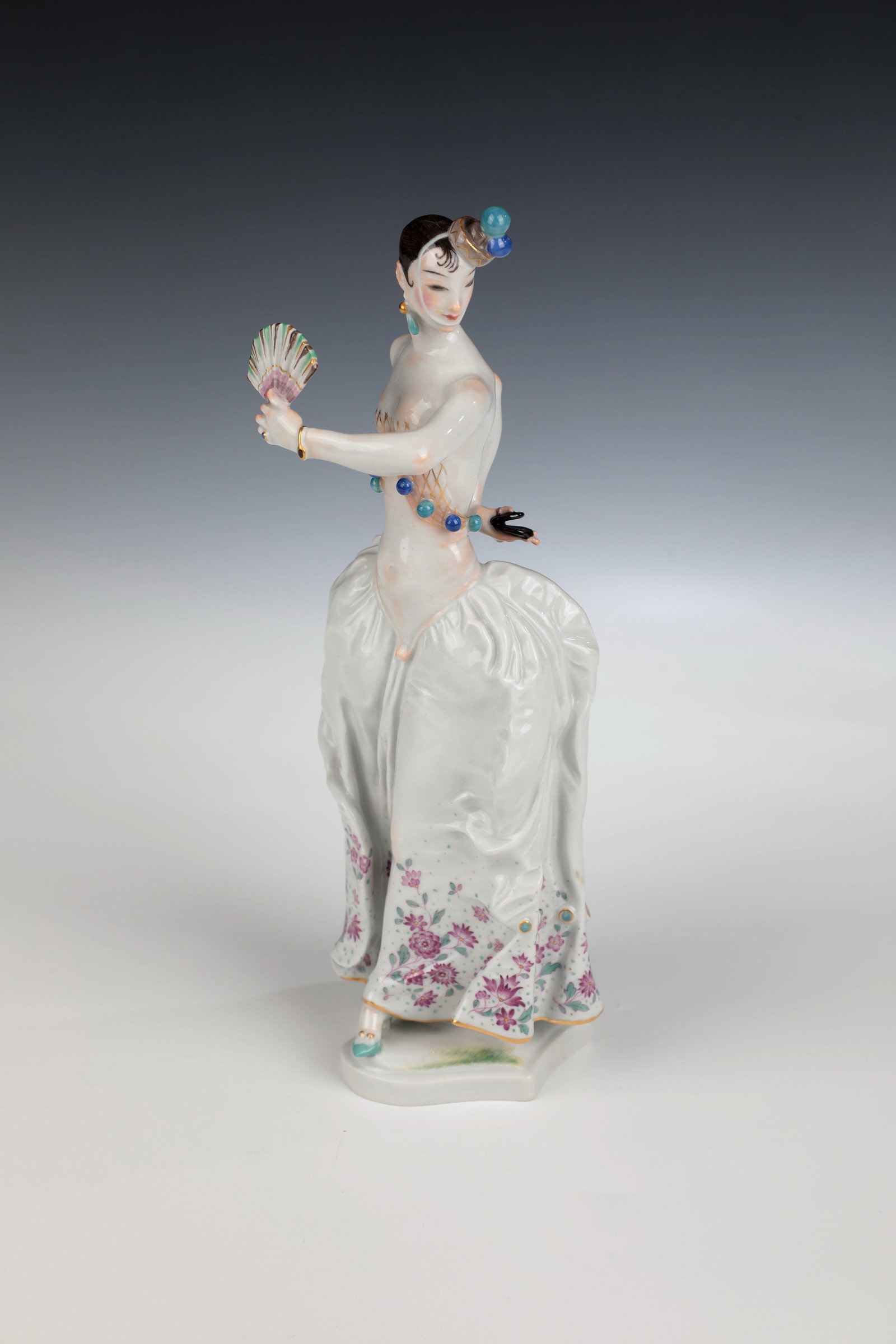 Spanish dancer: Spanish dancer designed by Paul Scheurich, Meissen around 1931 In pose with fans and castanets. Passively curved base with edge groove. Fine, polyhromic overglaze painting. Pedestal on the back sign.