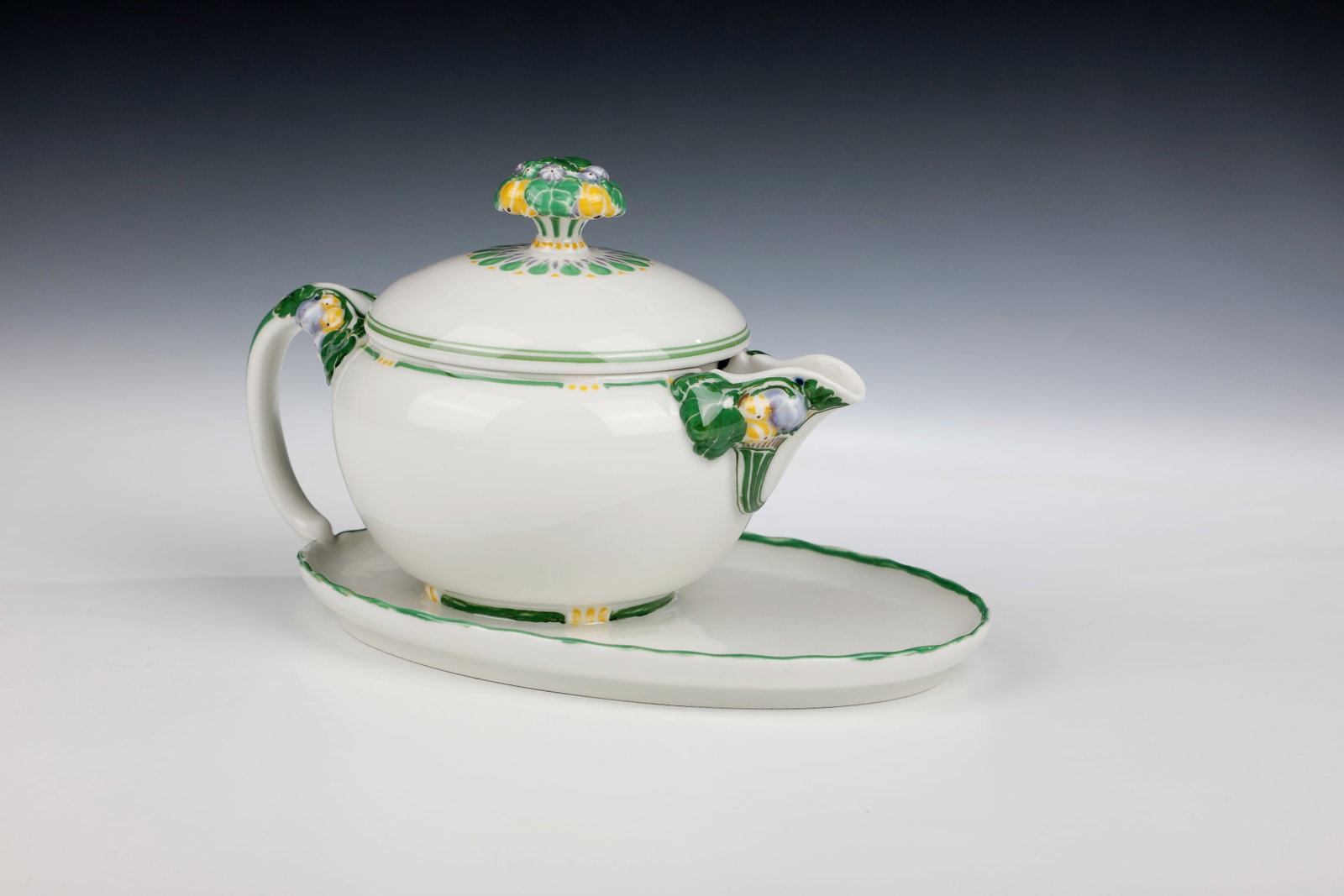 Gravy boat with lid from the ''Ceres Service'': Gravy boat with lid from the ''Ceres-Service'' designed by Theodor Schmuz-Baudiss 1912, KPM Berlin around 1937 Bulbous vessel shape with wide spout spout, arched handle leading from the rim to the
