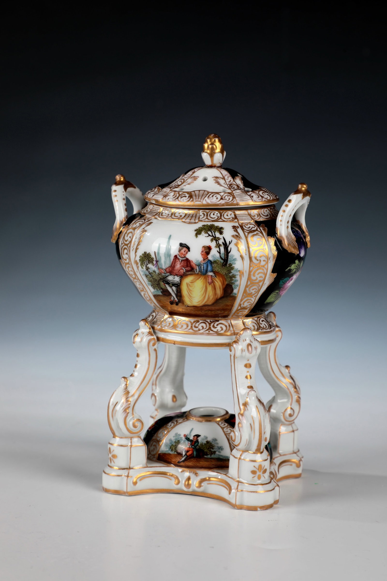 Brule de Parfum: Brule de Parfum KPM Berlin 1917 On a passable base with a bulging burner, a fragrance container supported by leaf volutes. Openwork lid with pine knob. On the wall, gold-framed reserve fields with