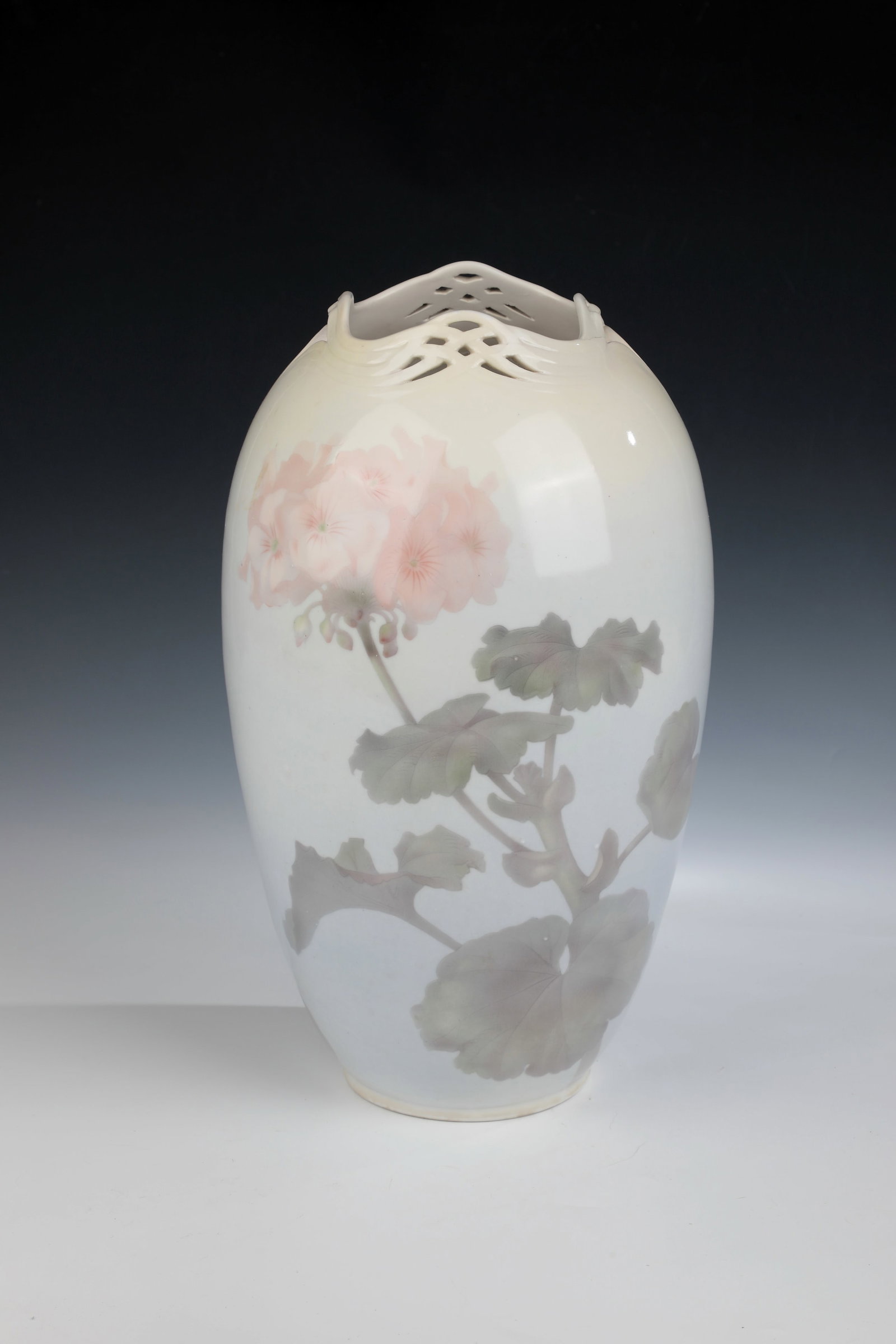 Vase: Vase KPM Berlin around 1900 On the wall, large-scale depiction of flowering geraniums with circumferential tendrils. Pastel-toned underglaze painting in shades of rose, green and grey. Unclear
