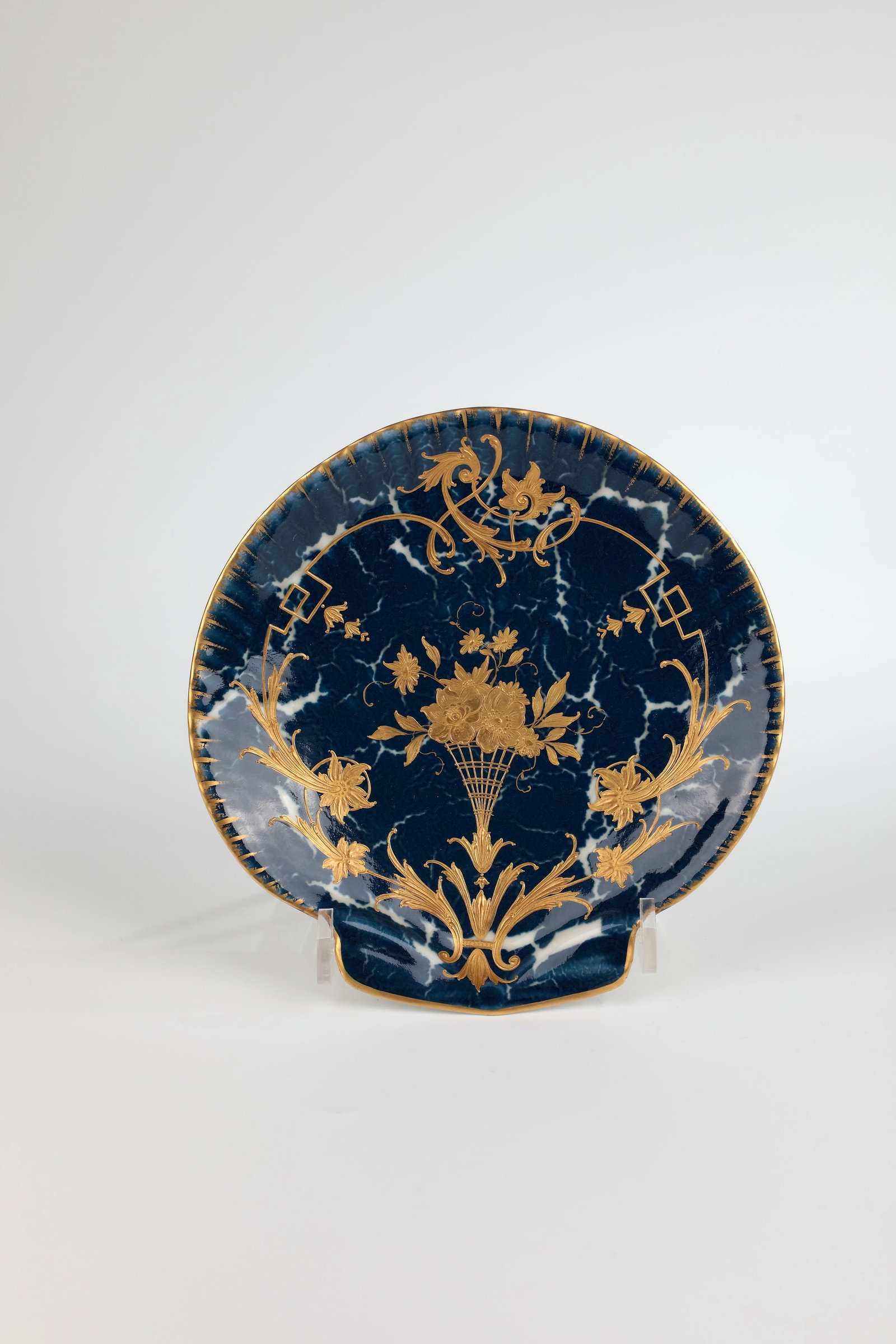 Rare conch shell with relief gold decoration: Rare mussel shell with relief gold decoration KPM Berlin around 1900 Designed as a scallop shell, slightly recessed shape with ribbed edge. Underglaze blue glaze torn in irregular veining on a white