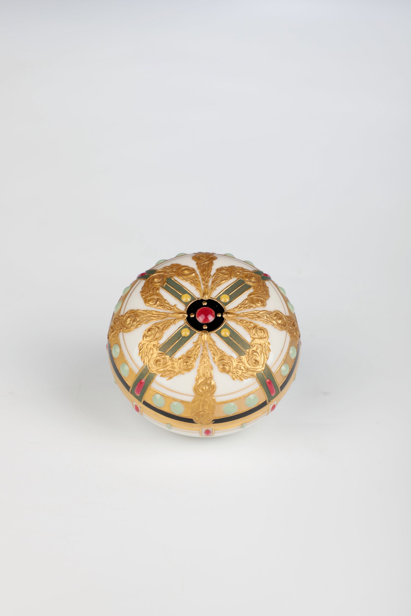 Small decorative lidded box: Small decorative lidded box KPM Berlin around 1900 So-called jewel porcelain, round, hollowed shape. Cross-shaped ribbon on the lid, surrounded by flower-like rose garlands. Rich décor with