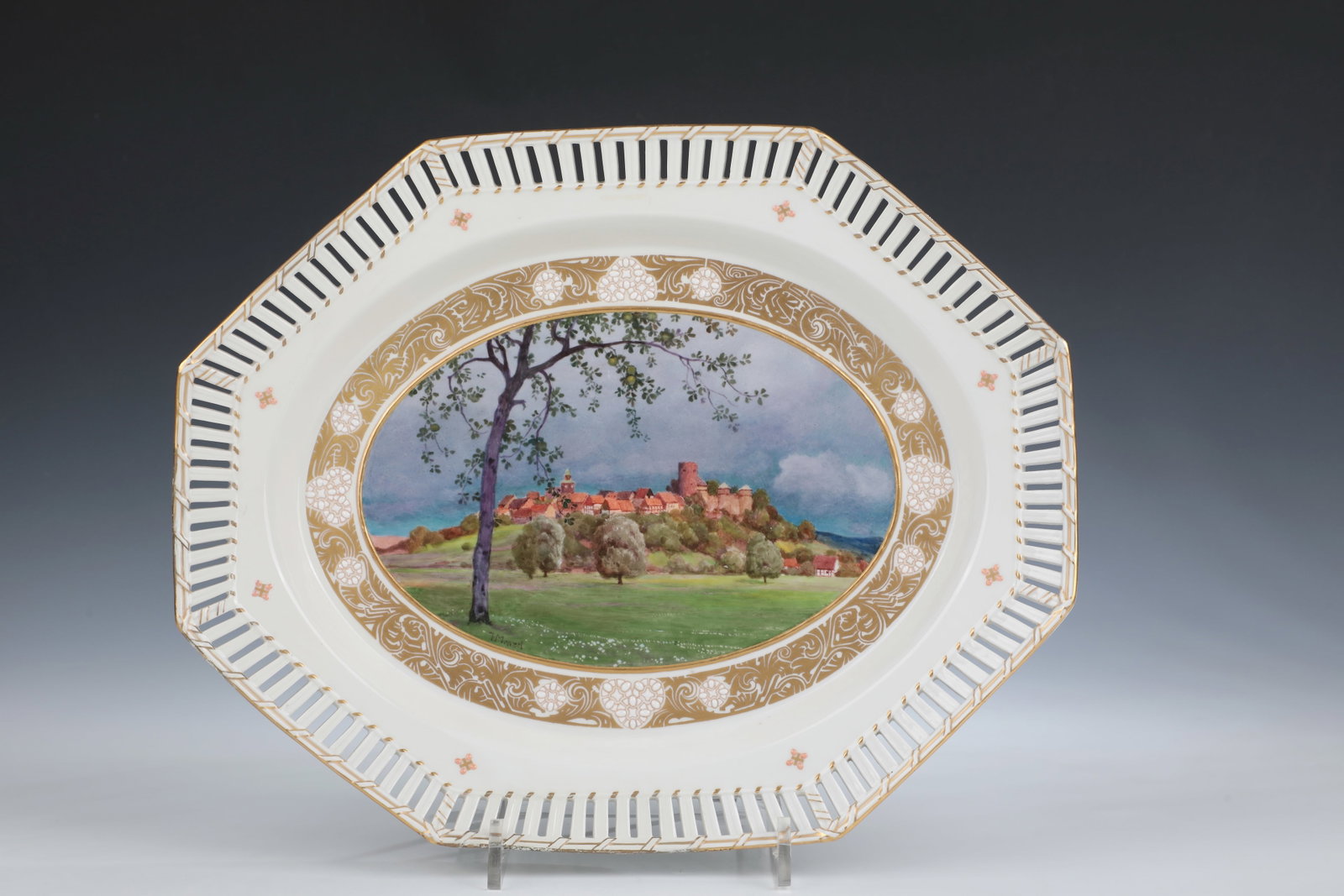 Decorative bowl with view: Decorative bowl with view of KPM Berlin around 1920, elongated octagonal shape. Flag broken like a basket. In the mirror view of a small medieval town in extremely fine polychrome glaze painting by