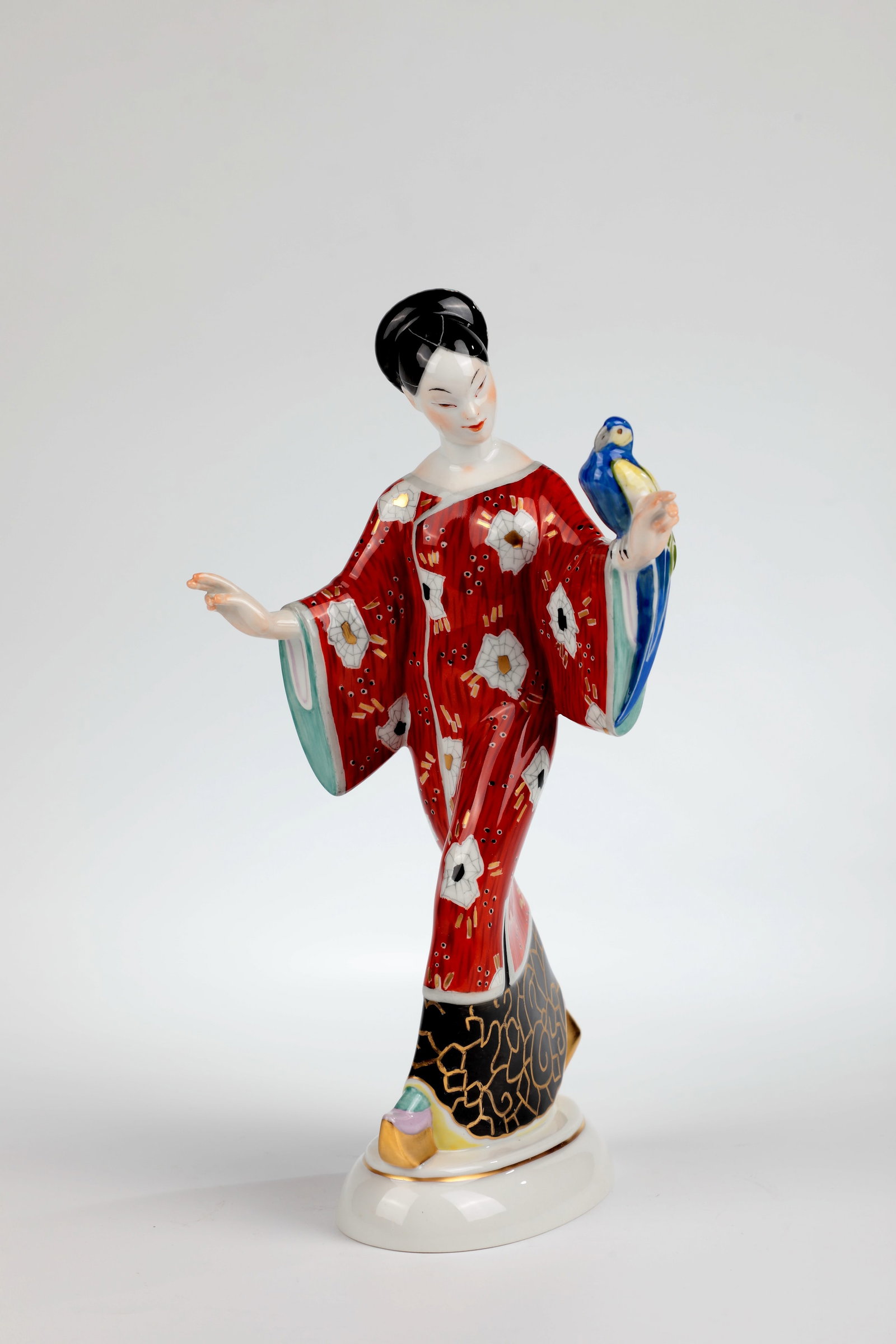 Chinese woman with parrot: Chinese woman with parrot Adolph Amberg (design) 1905, KPM Berlin From the wedding procession. The Chinese woman in an iron-red kimono with gold-contoured flowers strides on an oval pedestal, and a