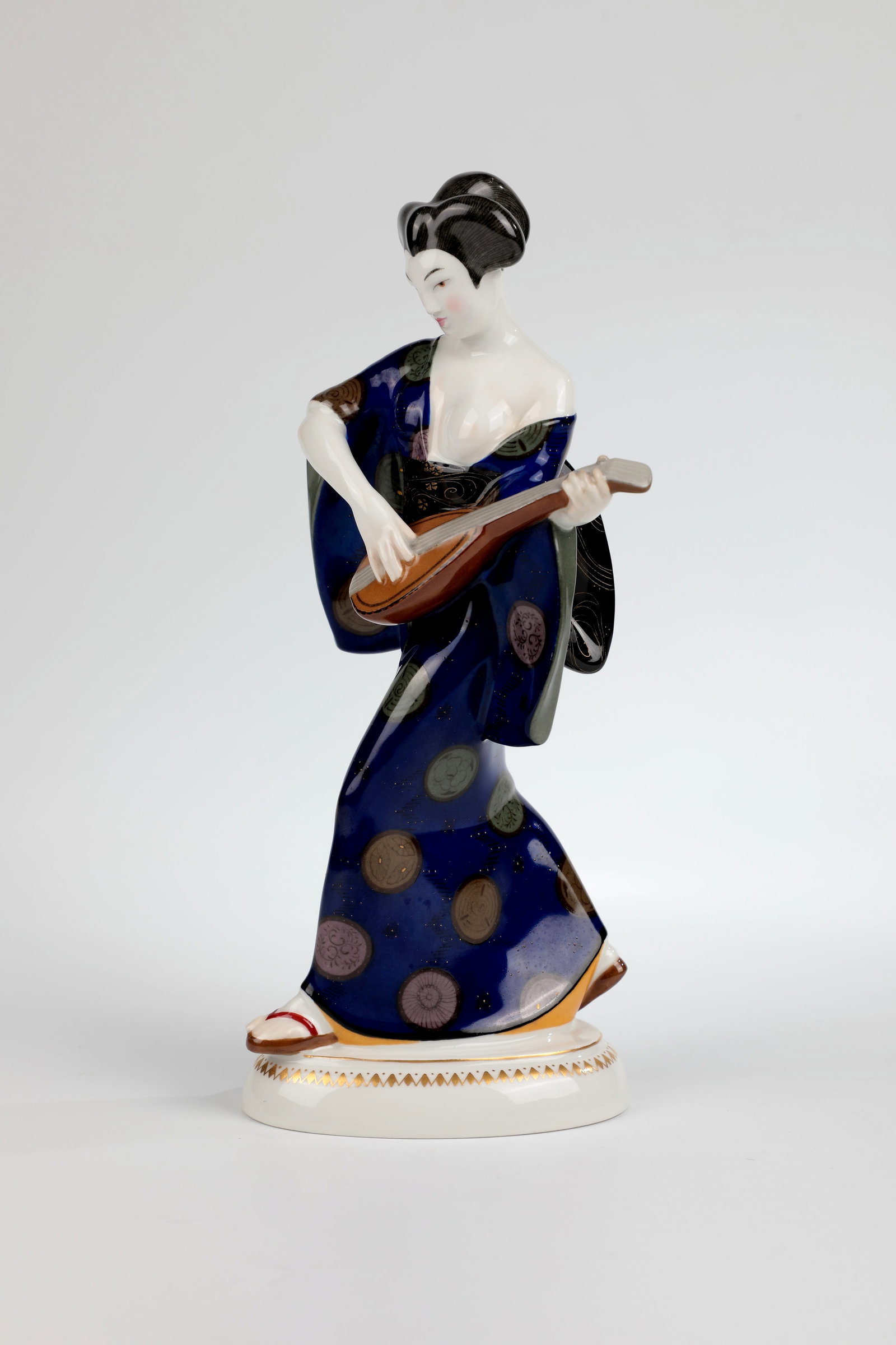 Japanese woman with mandolin: Japanese woman with mandolin Adolph Amberg (draft) around 1909, KPM Berlin 1911 From the wedding procession. In step position on an oval hollow base. Porcelain, white, glazed, with overglaze painting