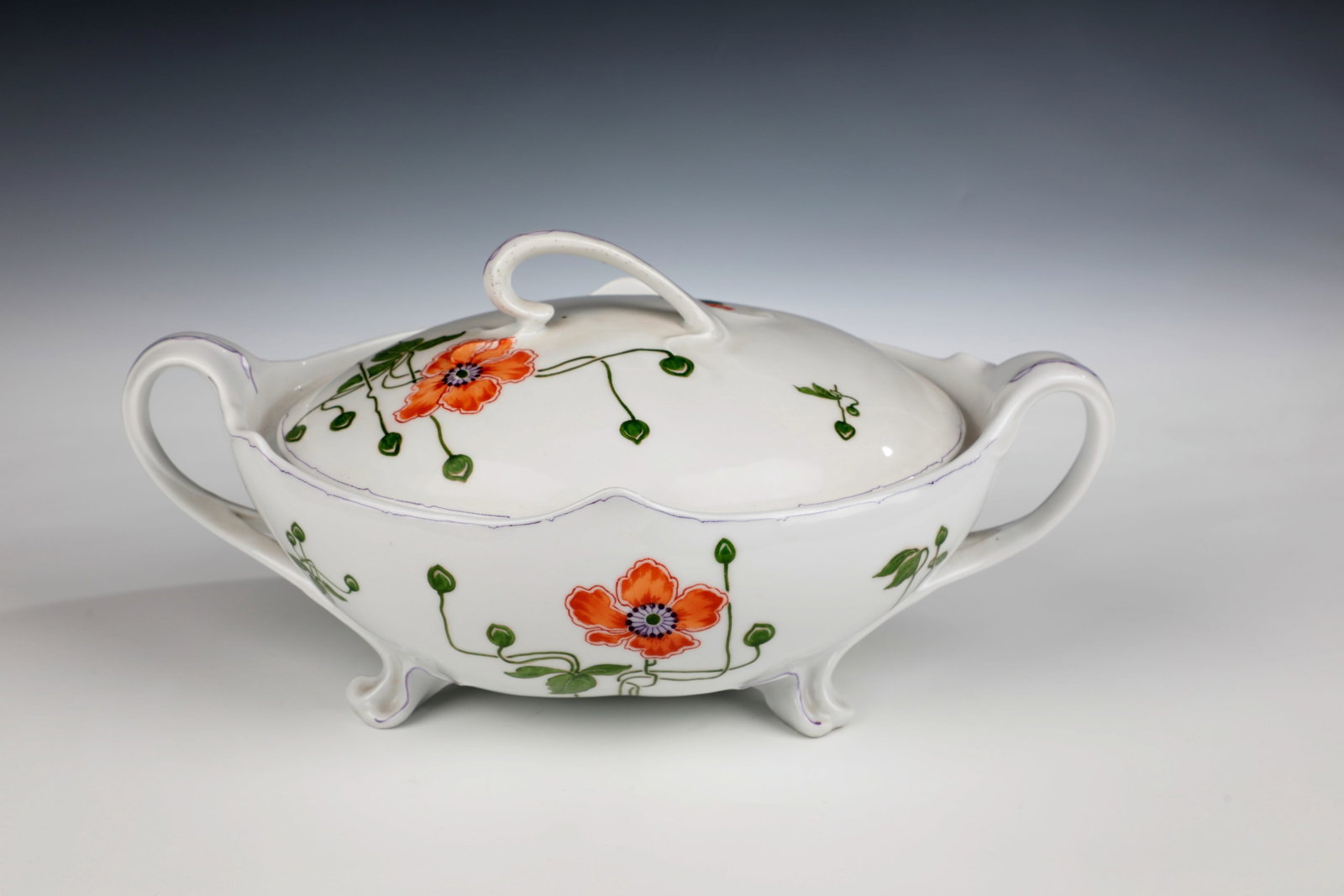Lidded tureen: Lidded tureen Max Rossbach (design), Nymphenburg around 1900 From the dinner service model ''Modern S oval''. Porcelain, white glazed, poppy flower ornamentation as overglaze decoration in light and
