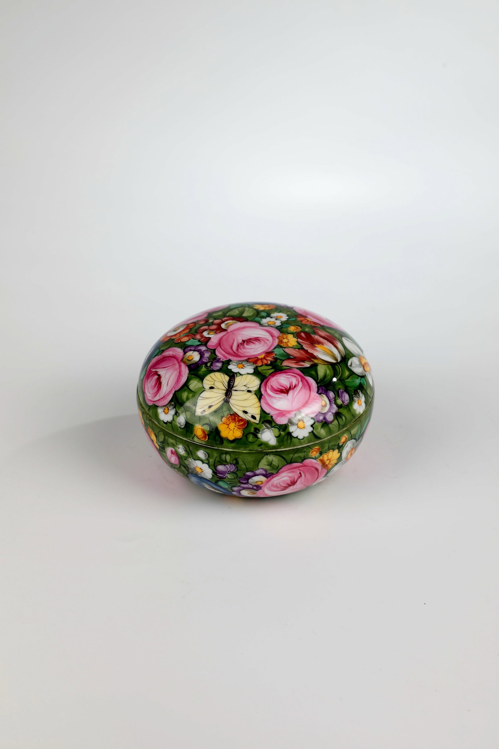 Lidded jar: Lidded box Nymphenburg, Josef Wackerle around 1913 Lenticular box, lid complementing the shape. Porcelain with all-over glaze painting with leaf, flower and insect motifs. On the bottom: manufactory