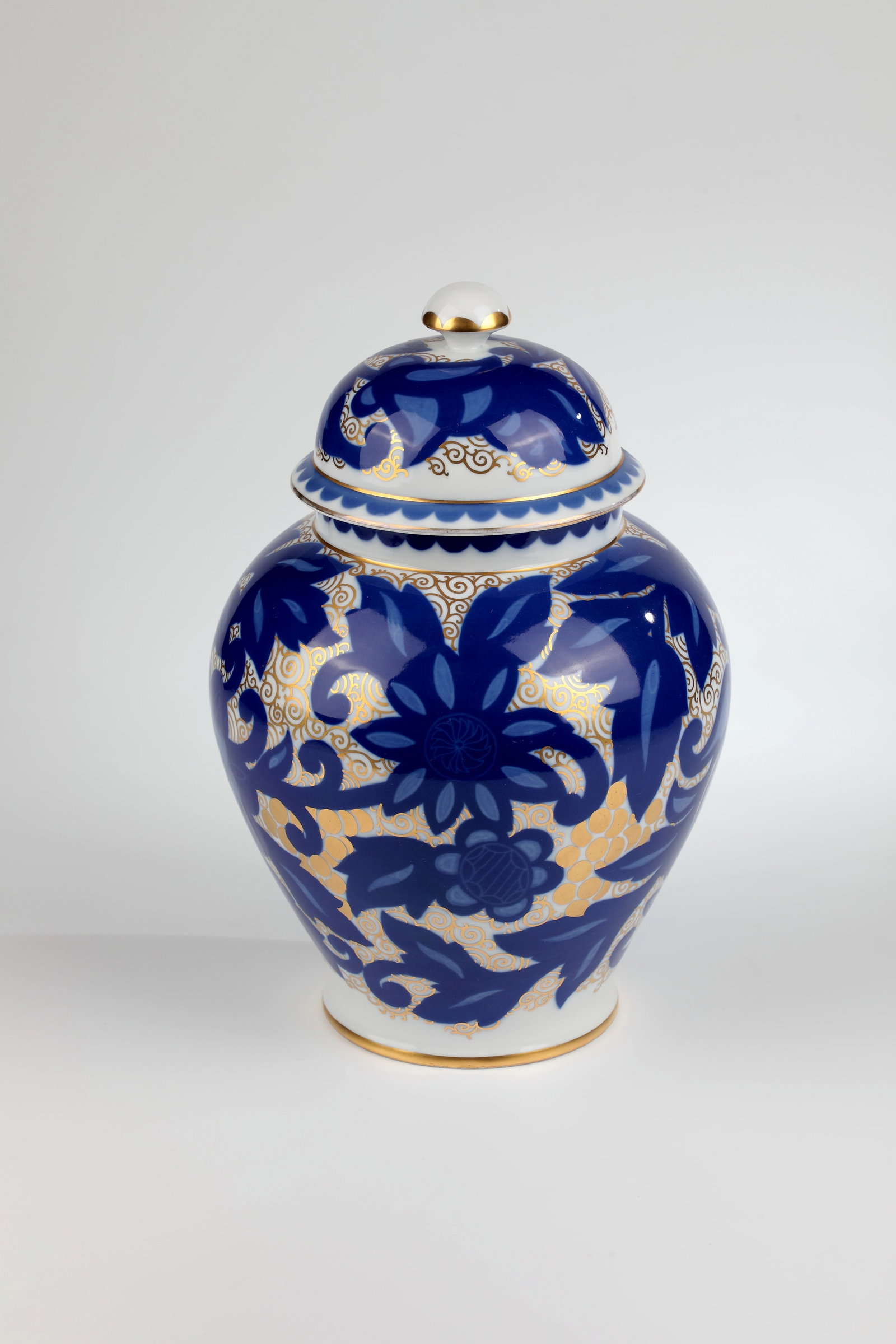 Lidded vase: Lidded vase Rosenthal, around 1920 Bulbous vase with blue and gold ''Rosari decoration''. In the bottom green stamp and golden painter's signature ''MR''. H. 32 cm.