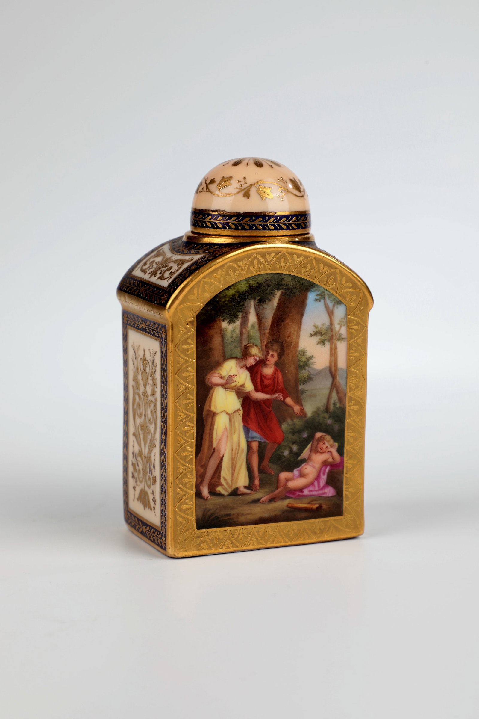 Magnificent tea caddy: Magnificent tea caddy, Austria, Vienna, 19th century, gold-framed reserve on the back and on the back with scenes of sleeping Cupid and dancing maenads after Angelika Kauffmann in fine polychrome