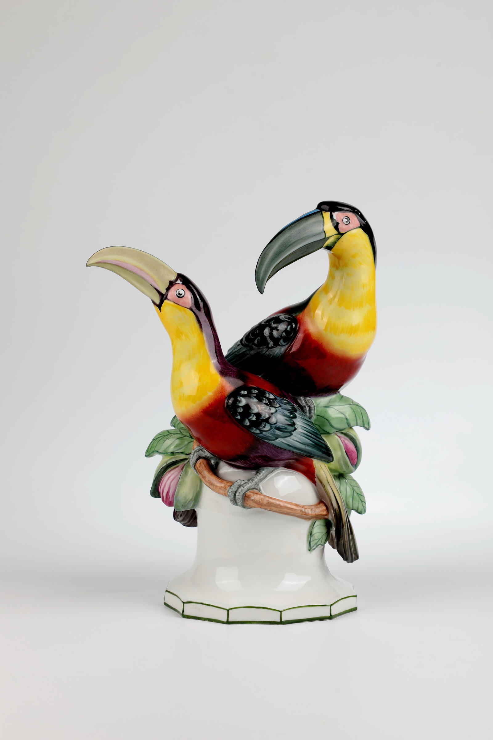 Toucan pair: Pair of toucans, German, 1st half of the 19th century, pedestal-shaped pedestal with dodecagonal stand and sculptural branches. Brightly coloured, polychrome overglaze painting. On the base