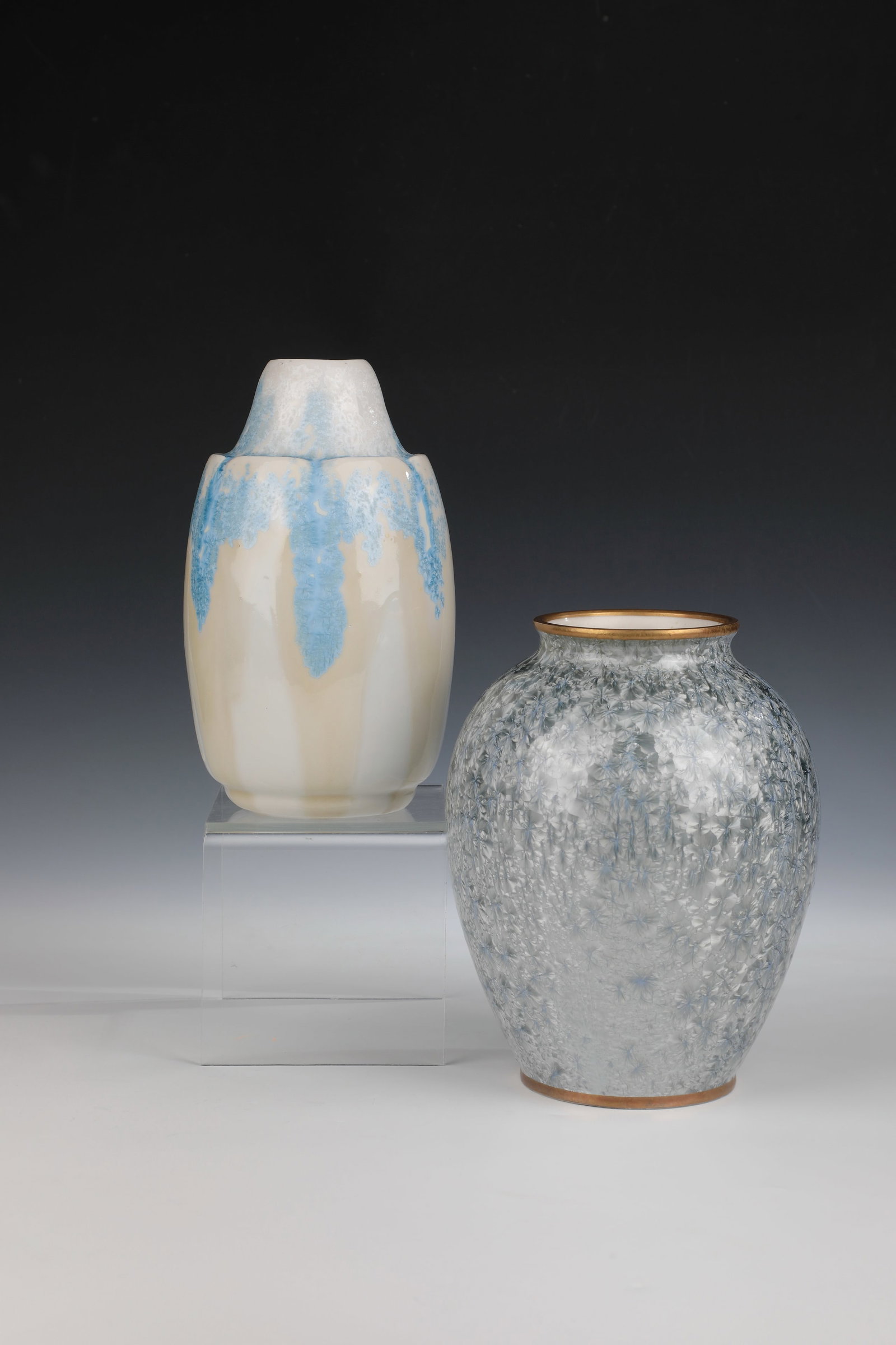 Two vases: Two vases Rosenthal around 1950 and Schwarzburger Werkstätten around 1920 porcelain with silvery-grey crystal glaze. Gilded edges. Green stamp stamp. H. 20 cm. Porcelain with beige-white and ligh